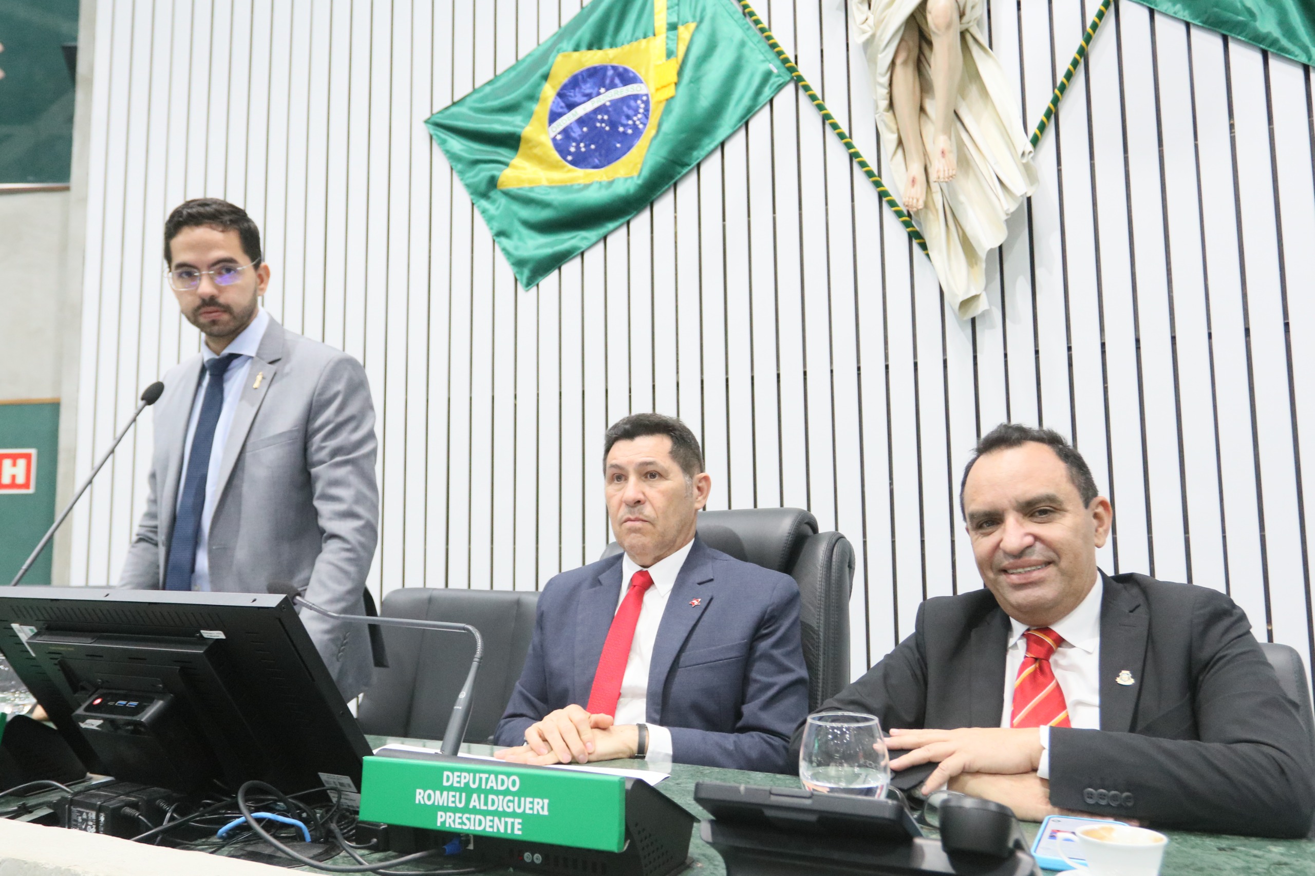 A leitura das matérias foi realizada pelo deputado Davi de Raimundão (MDB)