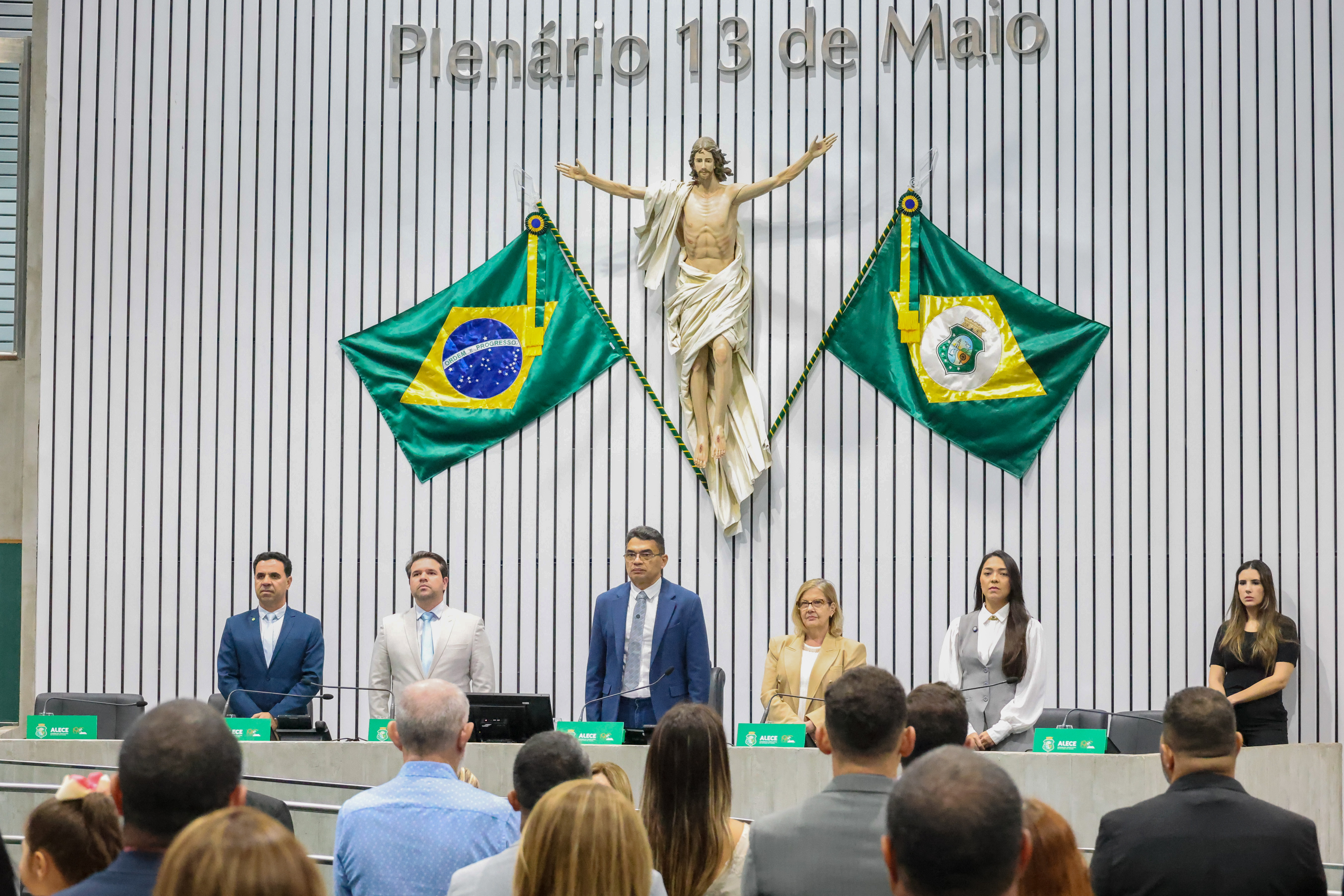 Sessão solene foi realizada no Plenário 13 de Maio
