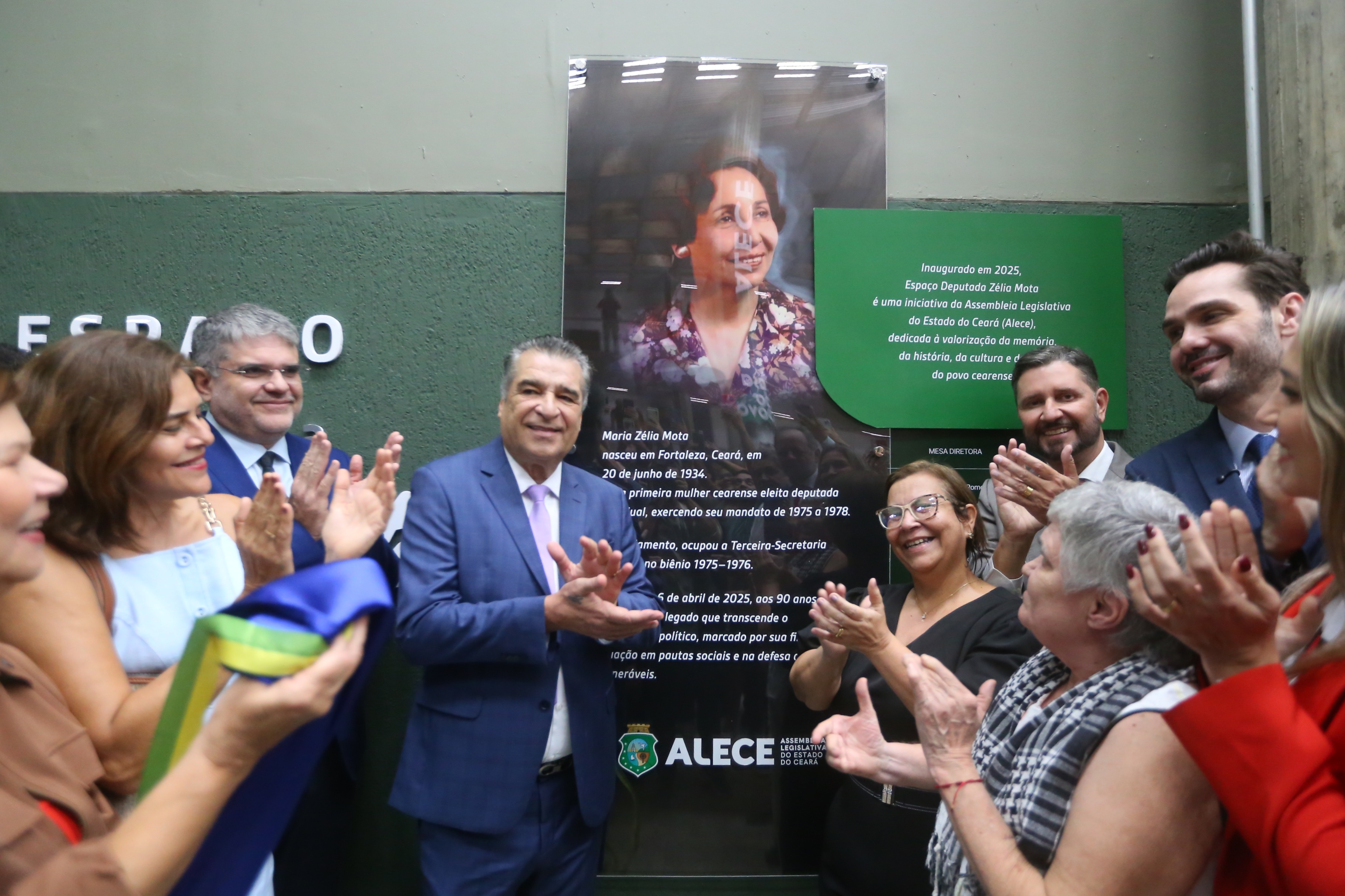 Momento da inauguração da placa que oficializa o novo nome do espaço de exposições, com parlamentares e familiares de Zélia Mota