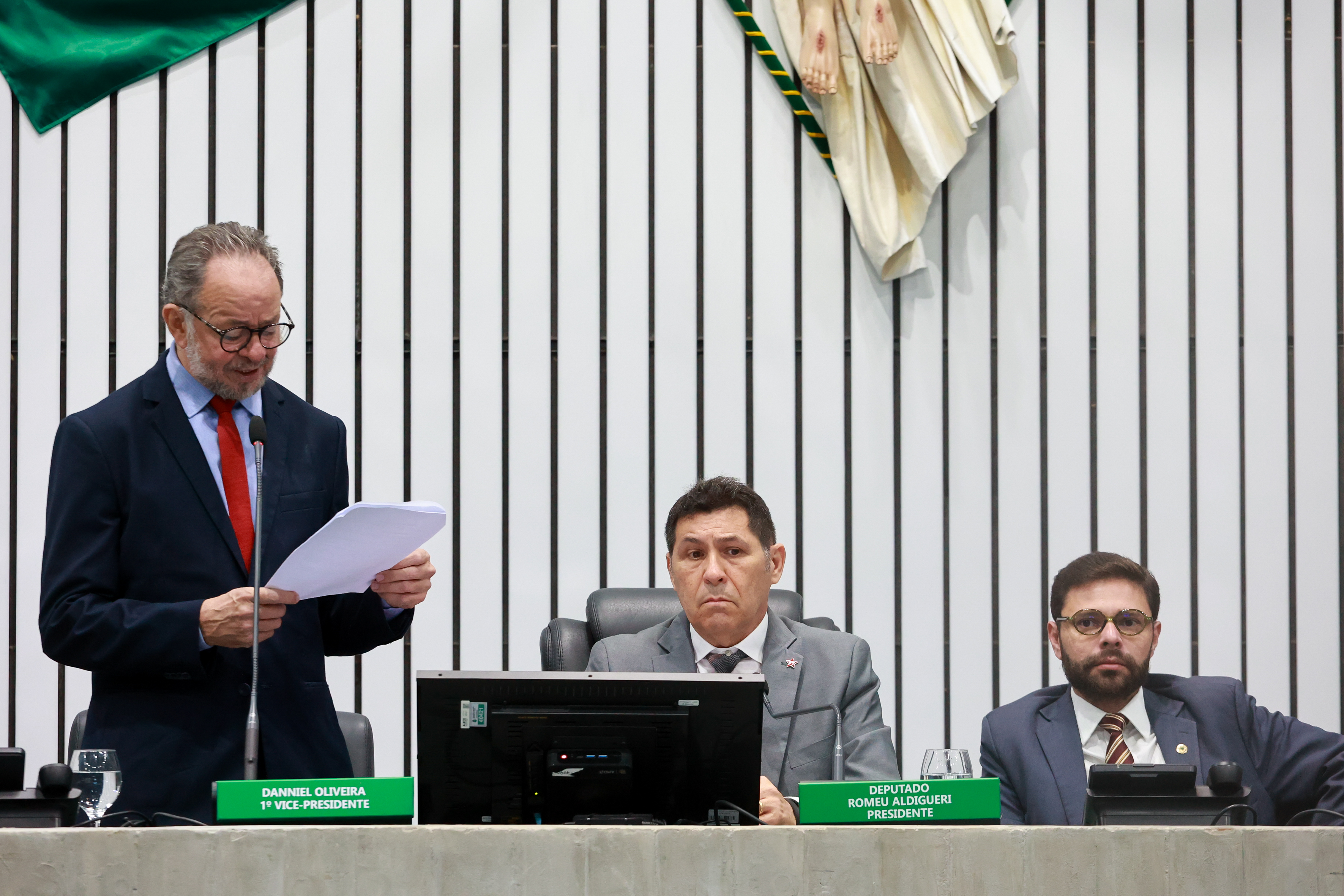 A leitura das matérias foi realizada pelo deputado Acrísio Sena (PT)