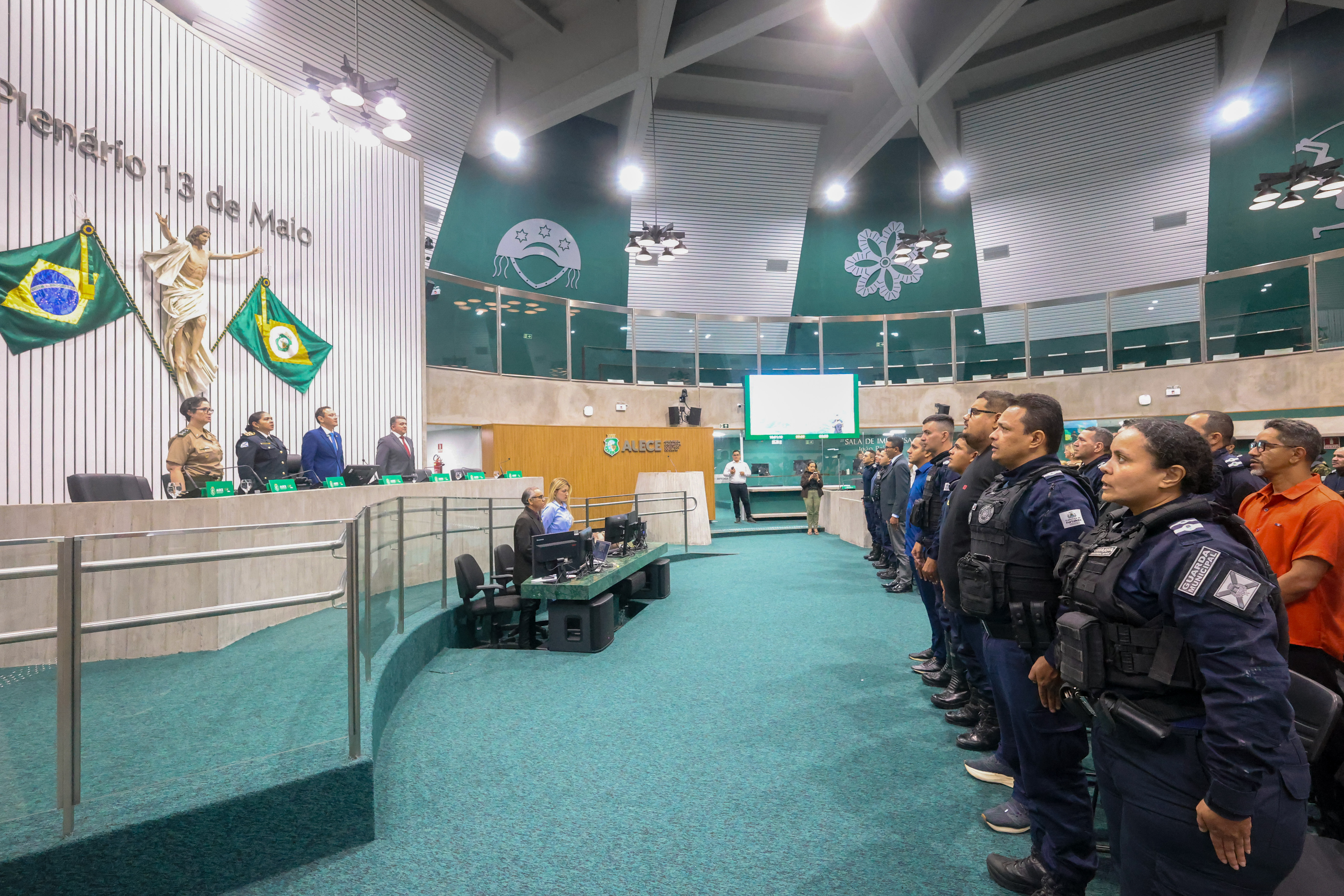 Guardas municipais de Fortaleza recebem homenagem em sessão solene na Alece
