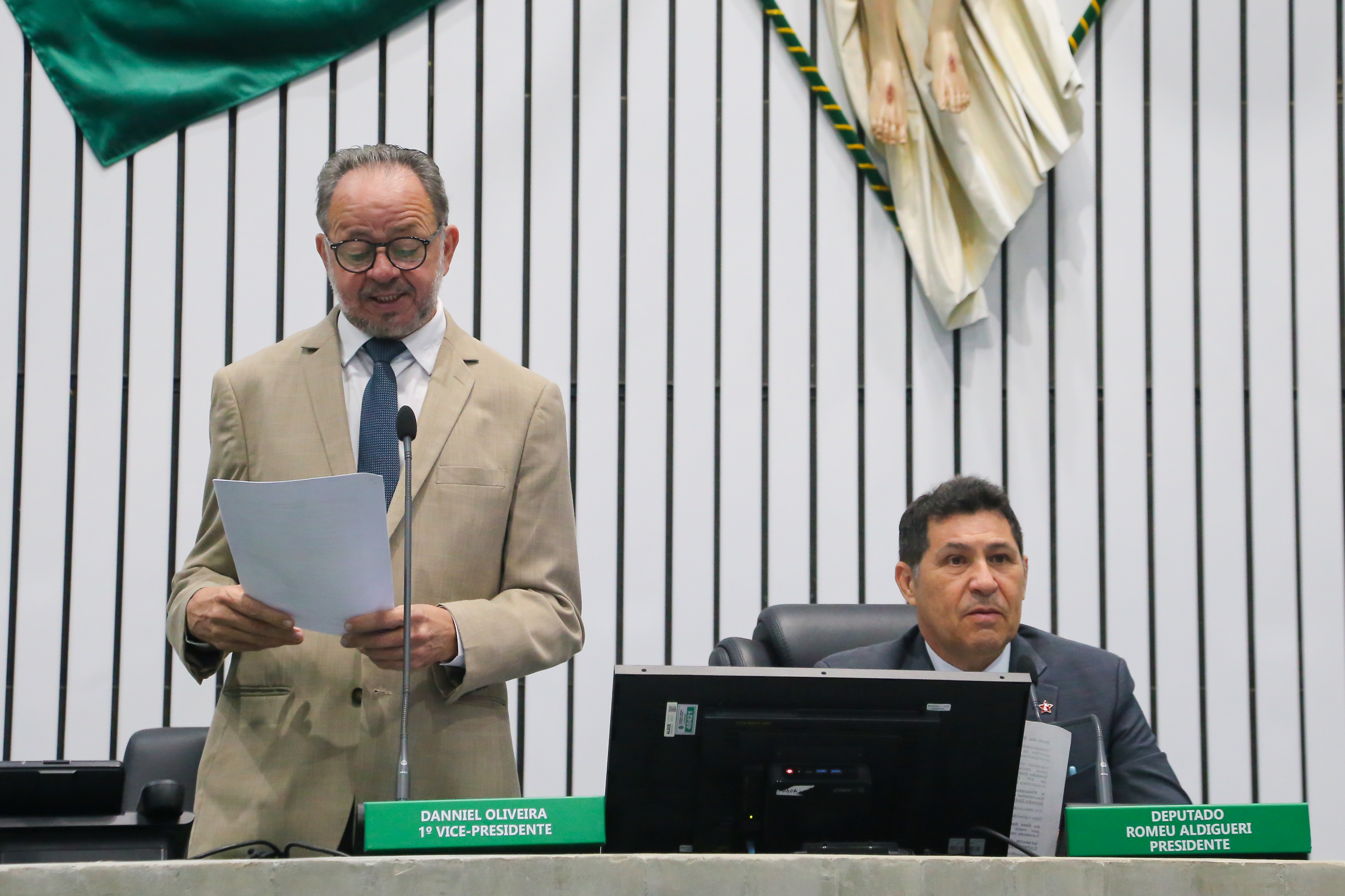 A leitura das matérias foi feita pelo deputado Acrísio Sena (PT)