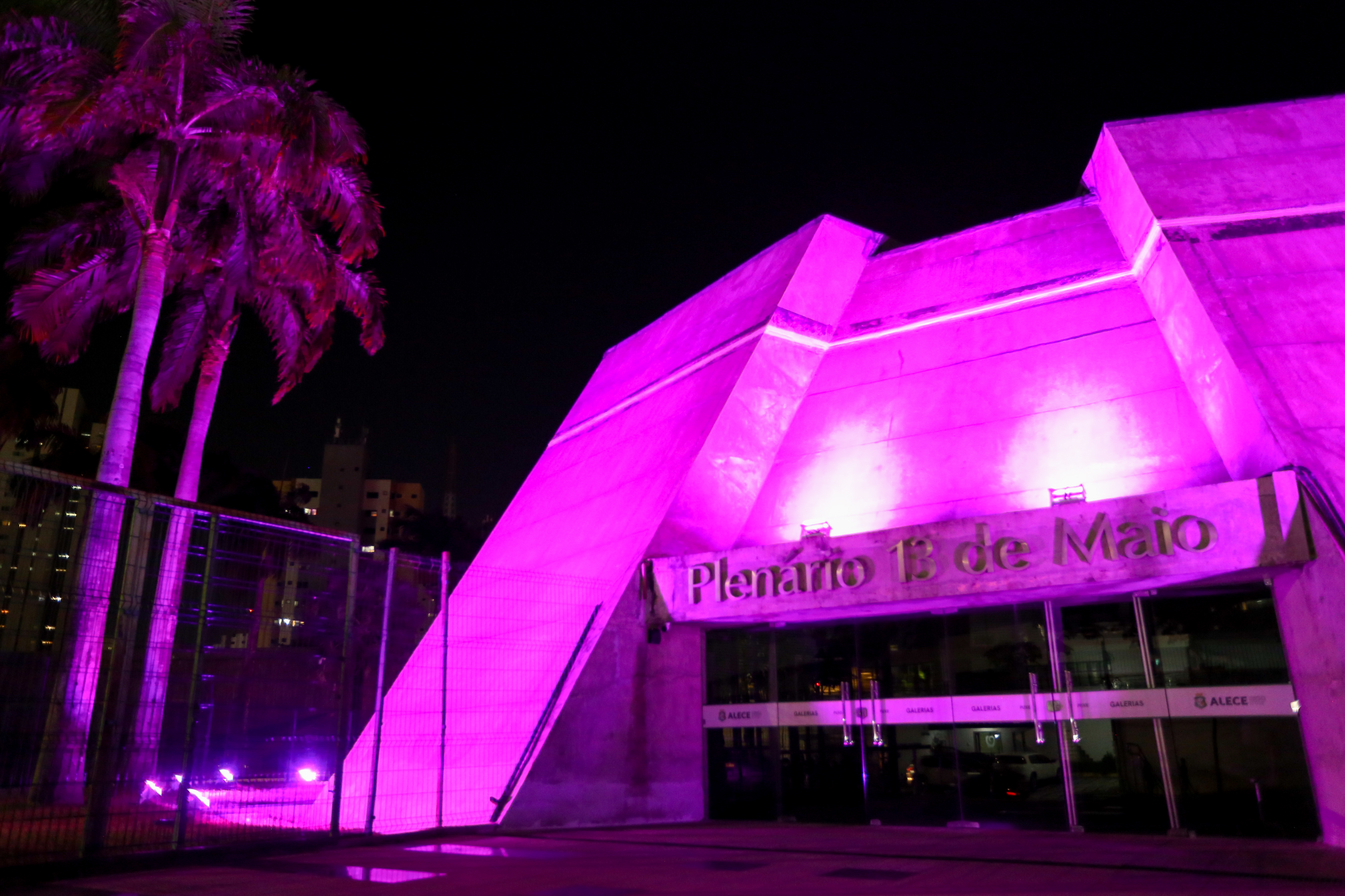 Plenário 13 de Maio ganha iluminação especial em alusão ao Outubro Rosa