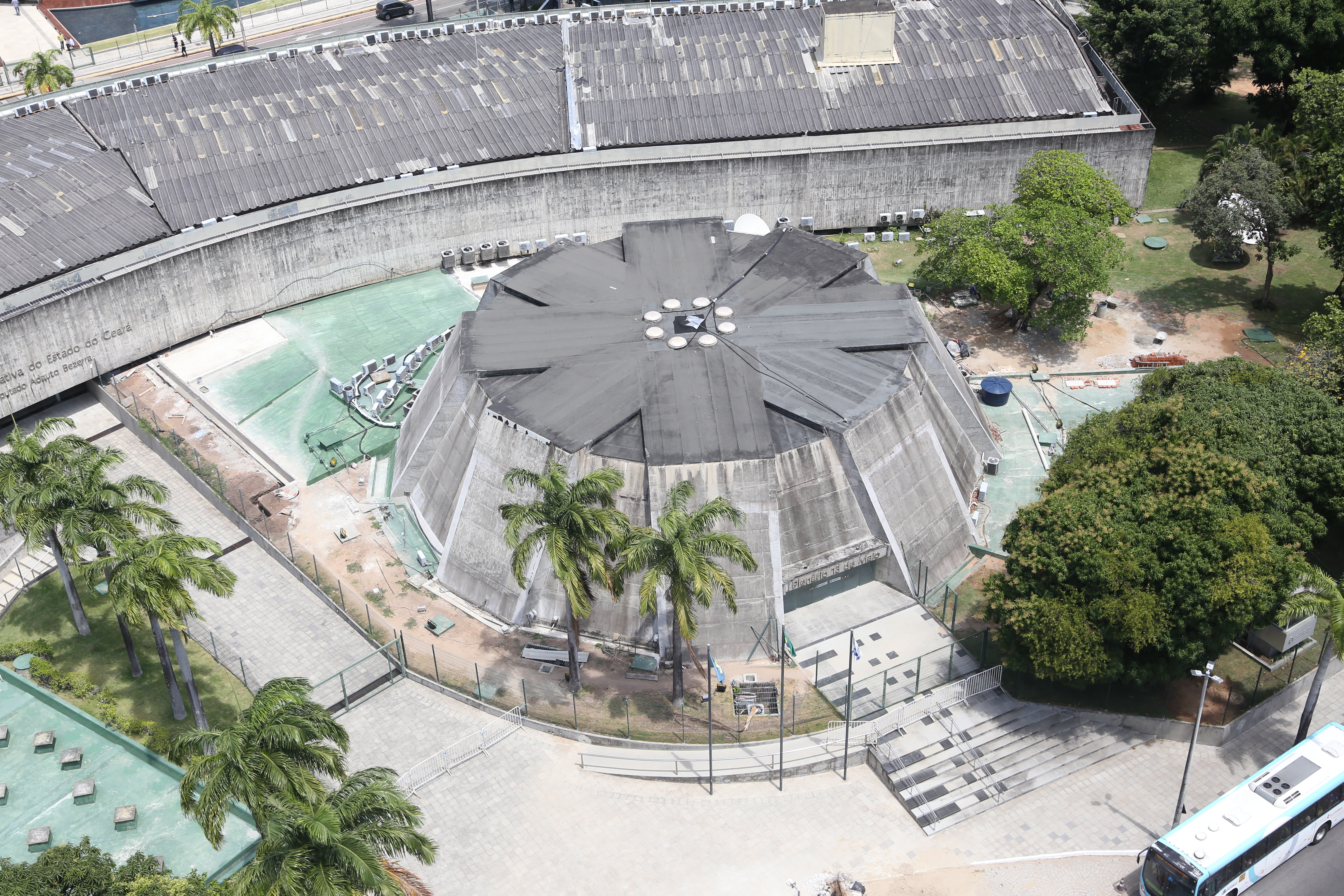 Fachada externa do Plenário 13 de Maio