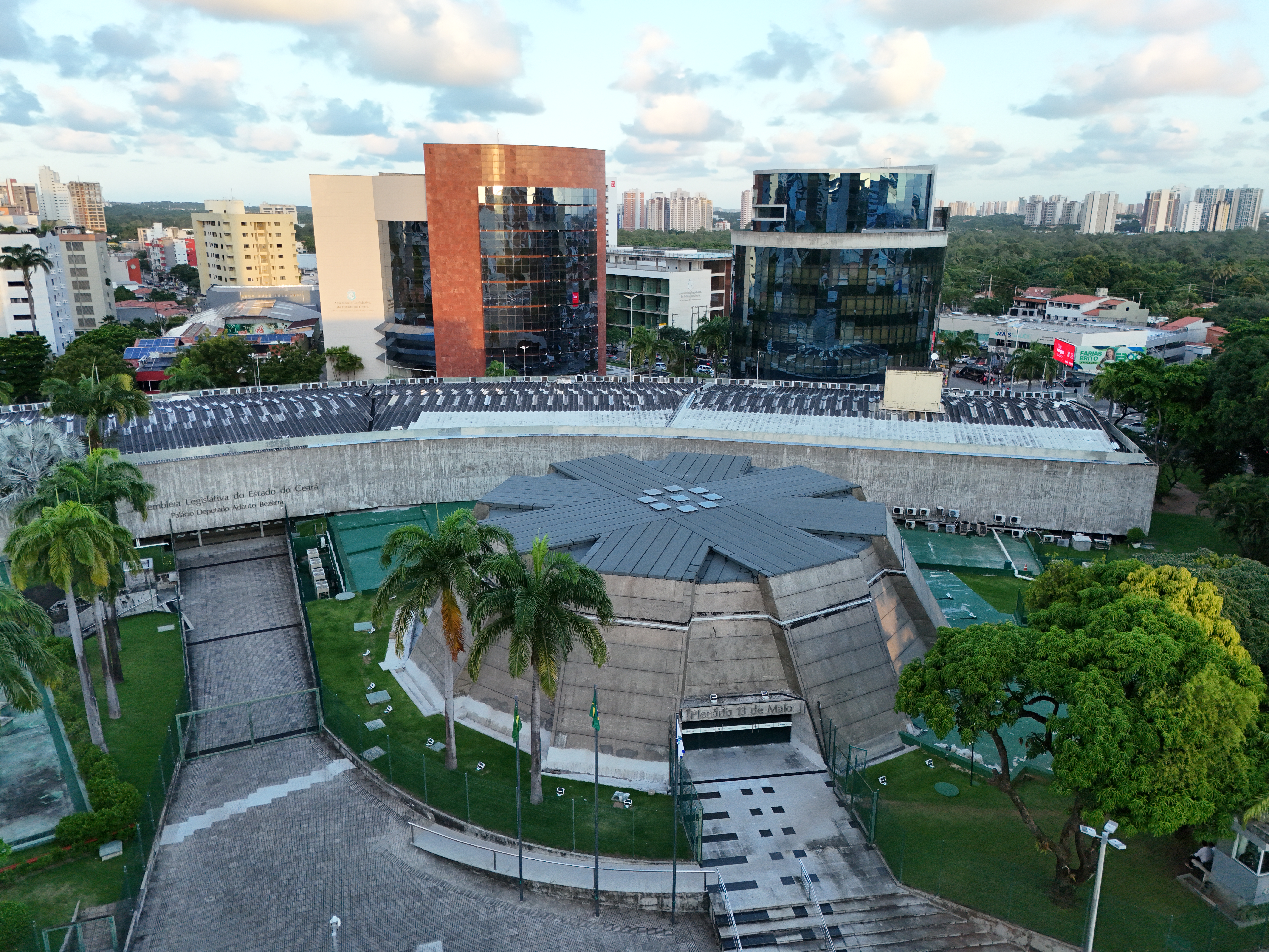 Alece reconhece desempenho de servidores com Diploma Alece de Mérito Funcional