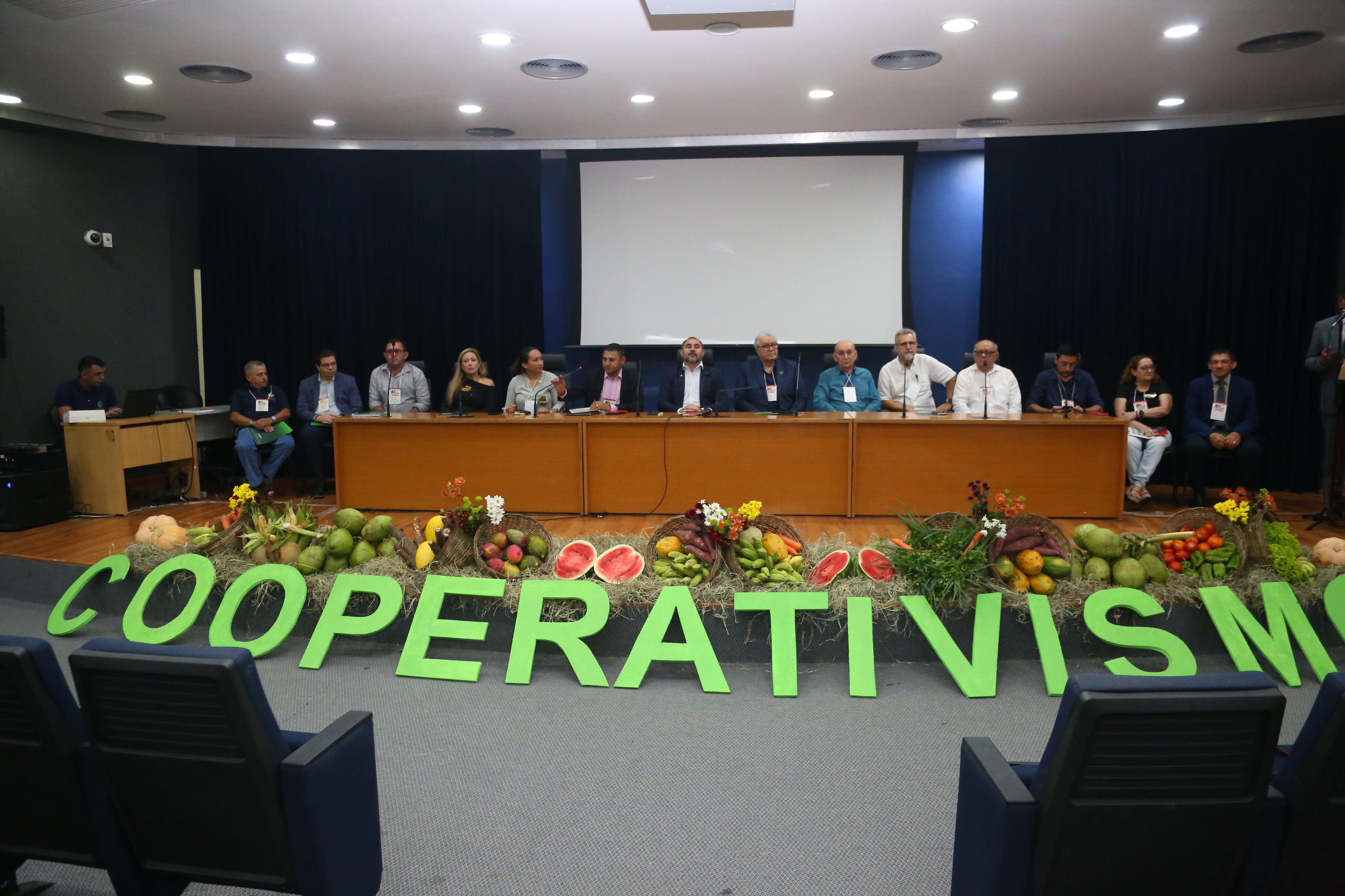 Cooperativismo e desenvolvimento da agricultura familiar são debatidos em seminário na Alece