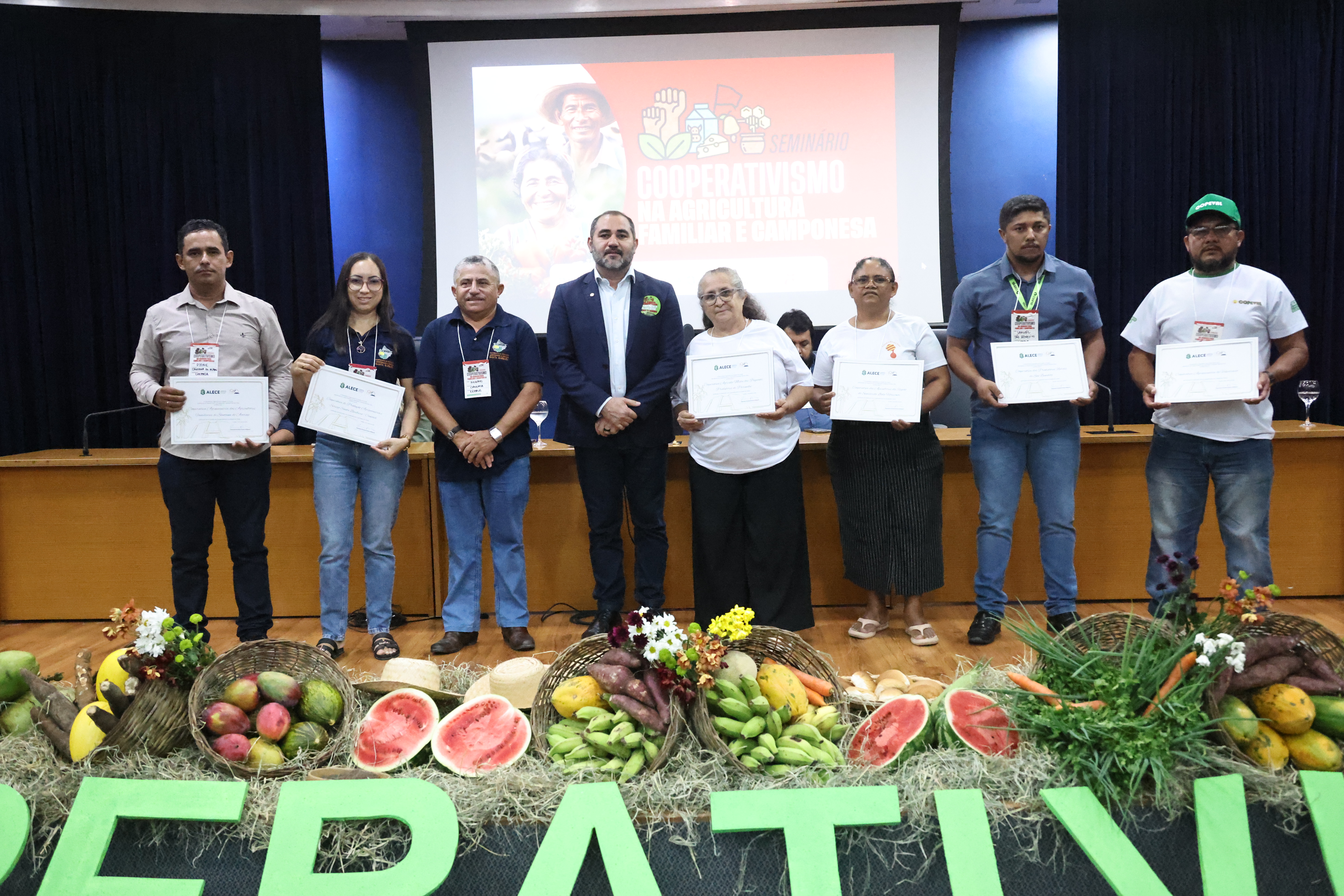 Seminário de Cooperativismo encerra com homenagens nesta segunda-feira