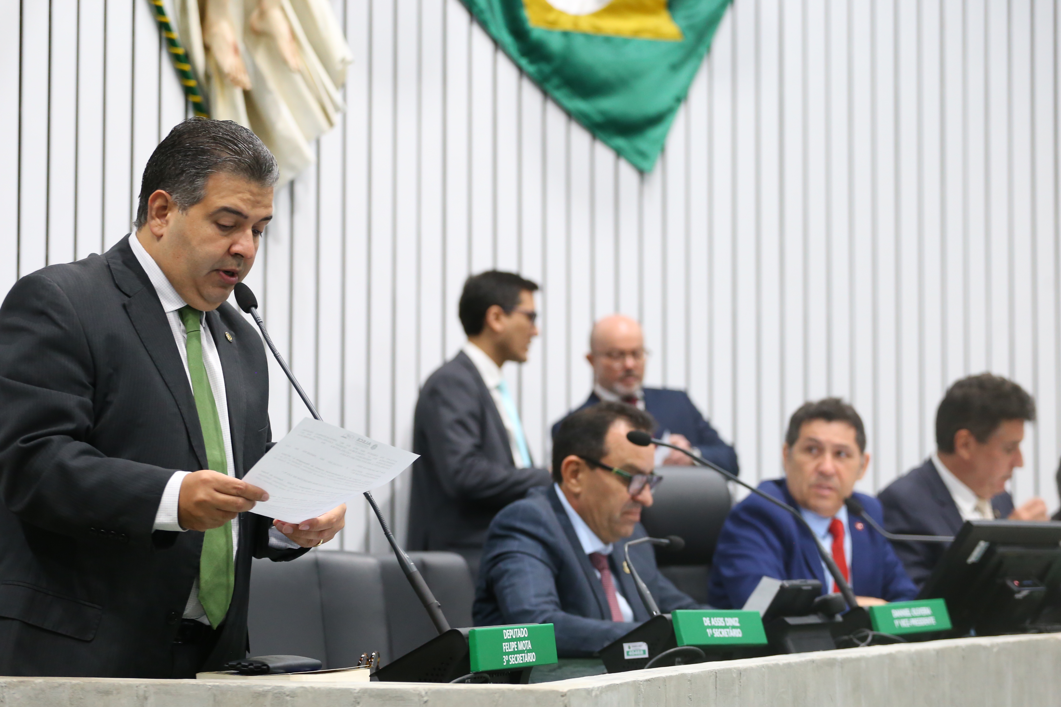 Deputados aprovam ampliação da CNH Popular para alunos de graduação ou ensino técnico