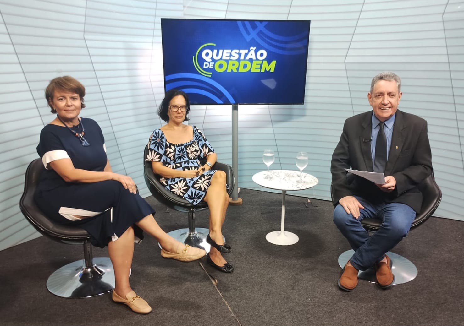 As professoras Carla Amado Gomes e Blene Queiroz Caúla, com o apresentador do Questão de Ordem, jornalista Renato Abreu