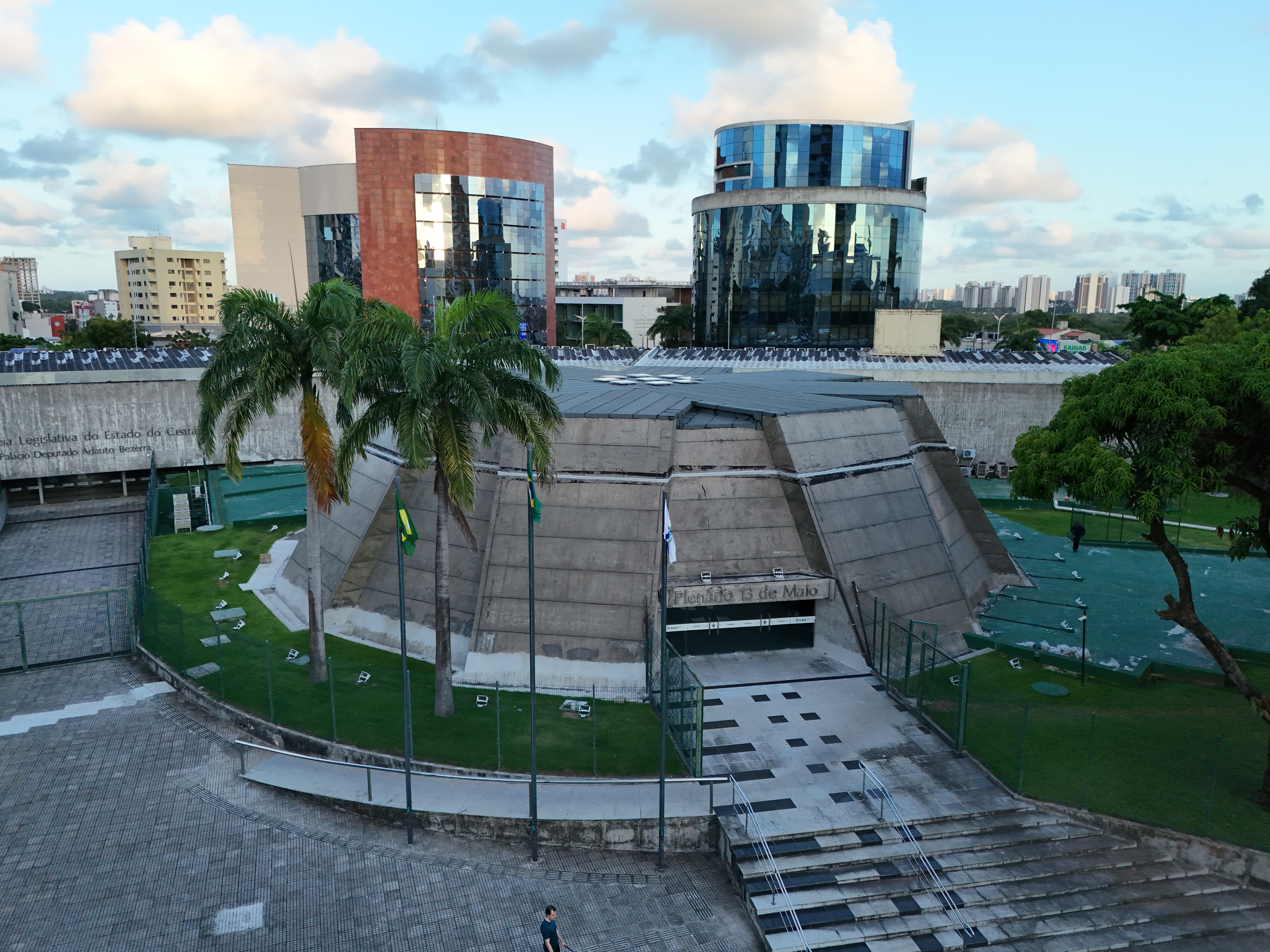 Fachada externa do Plenário 13 de Maio