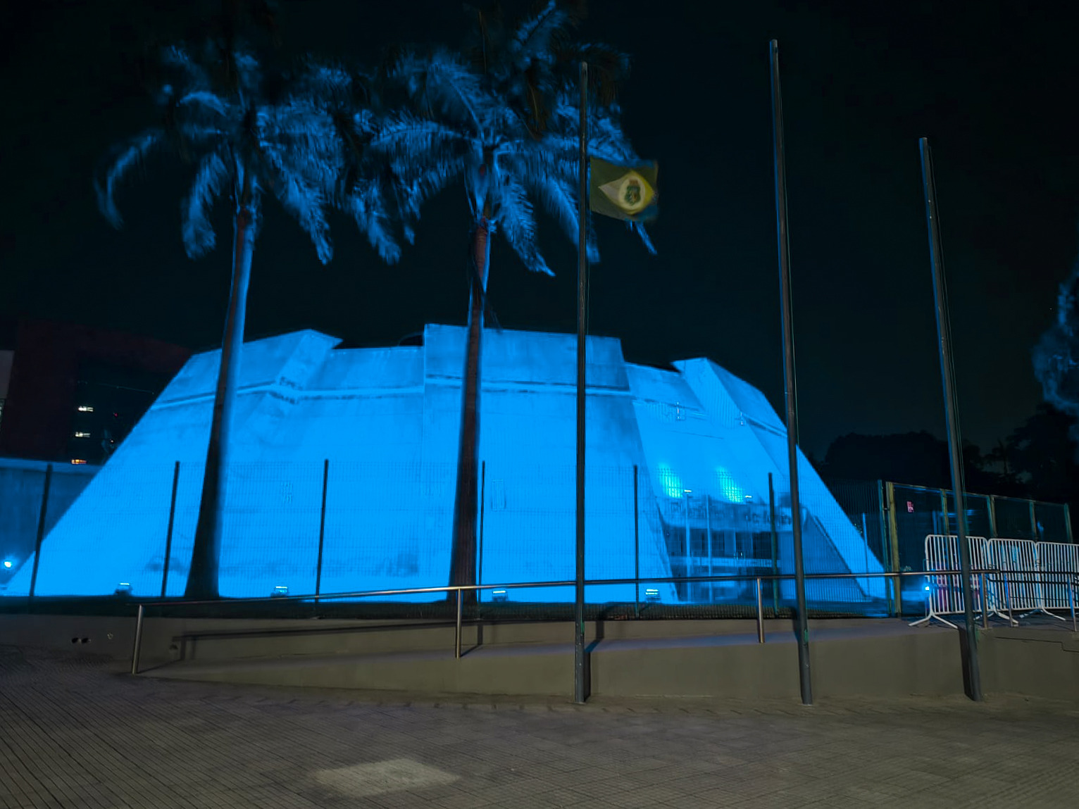 Plenário 13 de Maio é iluminado de azul em alusão ao Dia Mundial da Alimentação