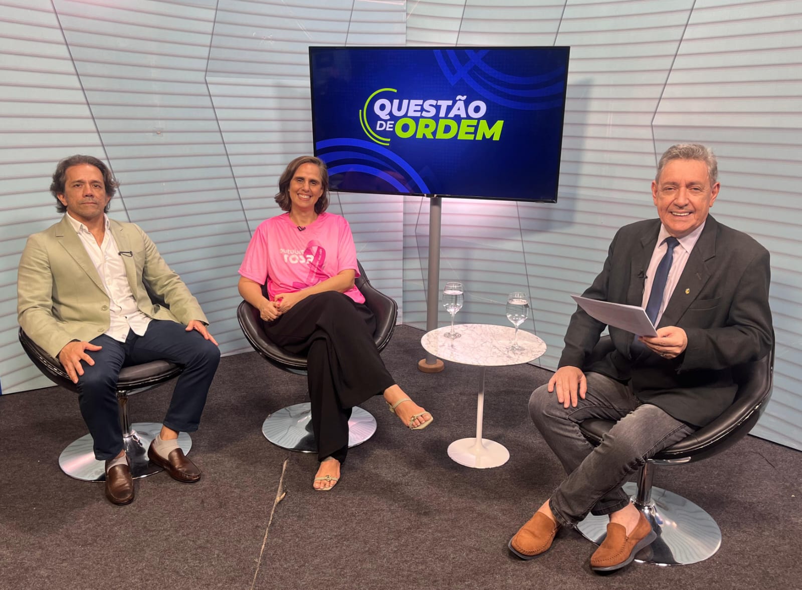 Mastologista Elvis Lopes, psicóloga Greyce Guimarães e jornalista Renato Abreu