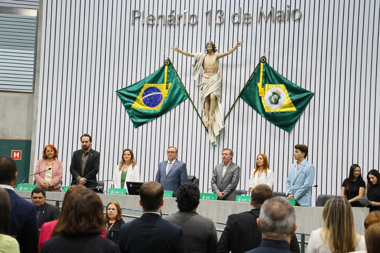 Sessão solene foi realizada no Plenário 13 de Maio