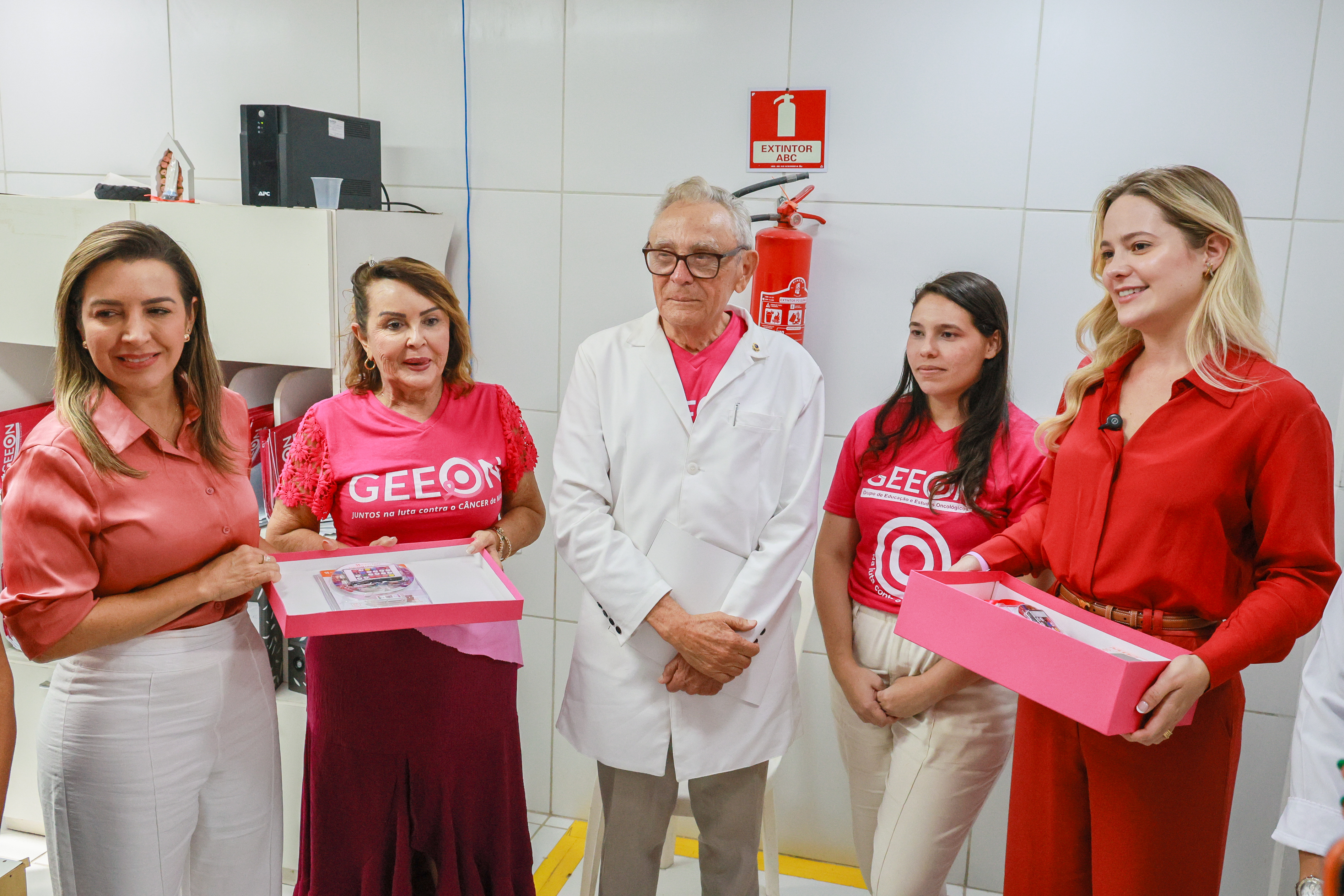 Alece faz a entrega de kit sensorial ao Grupo de Educação e Estudos Oncológicos - Geeon