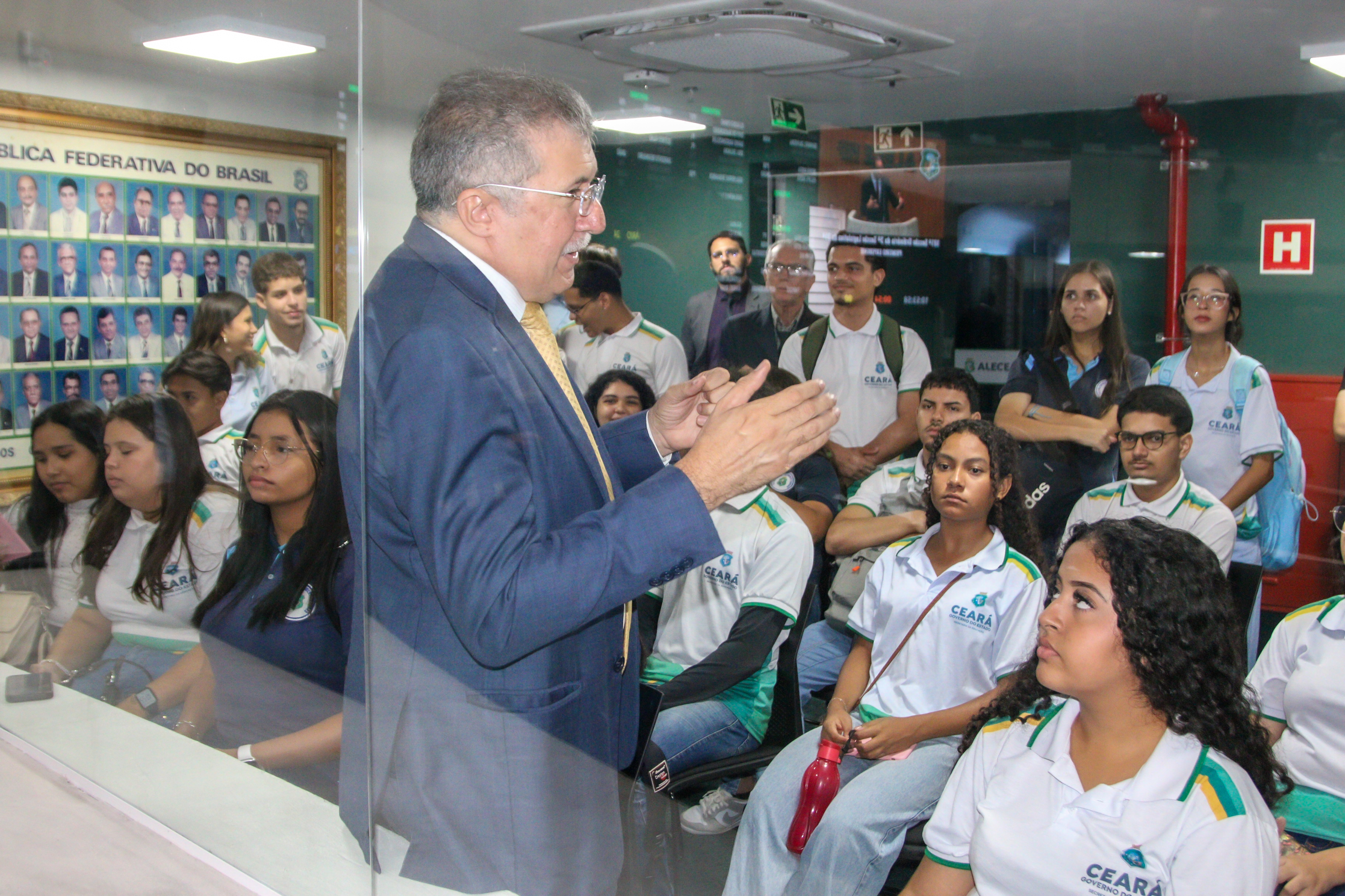 Alunos da escola Parque Presidente Vargas são recebidos pelo deputado Antônio Henrique