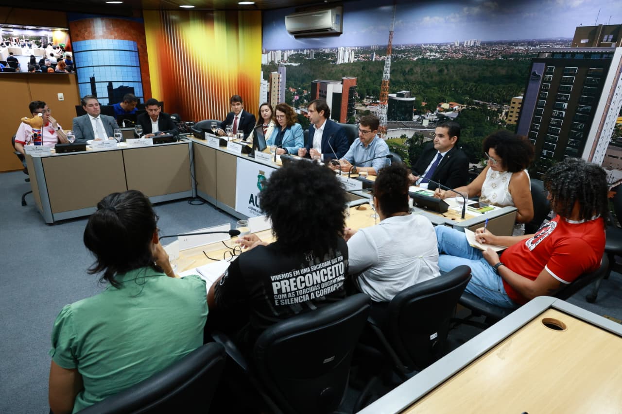 Representantes da sociedade civil cobram ações efetivas contra LGBTfobia no futebol