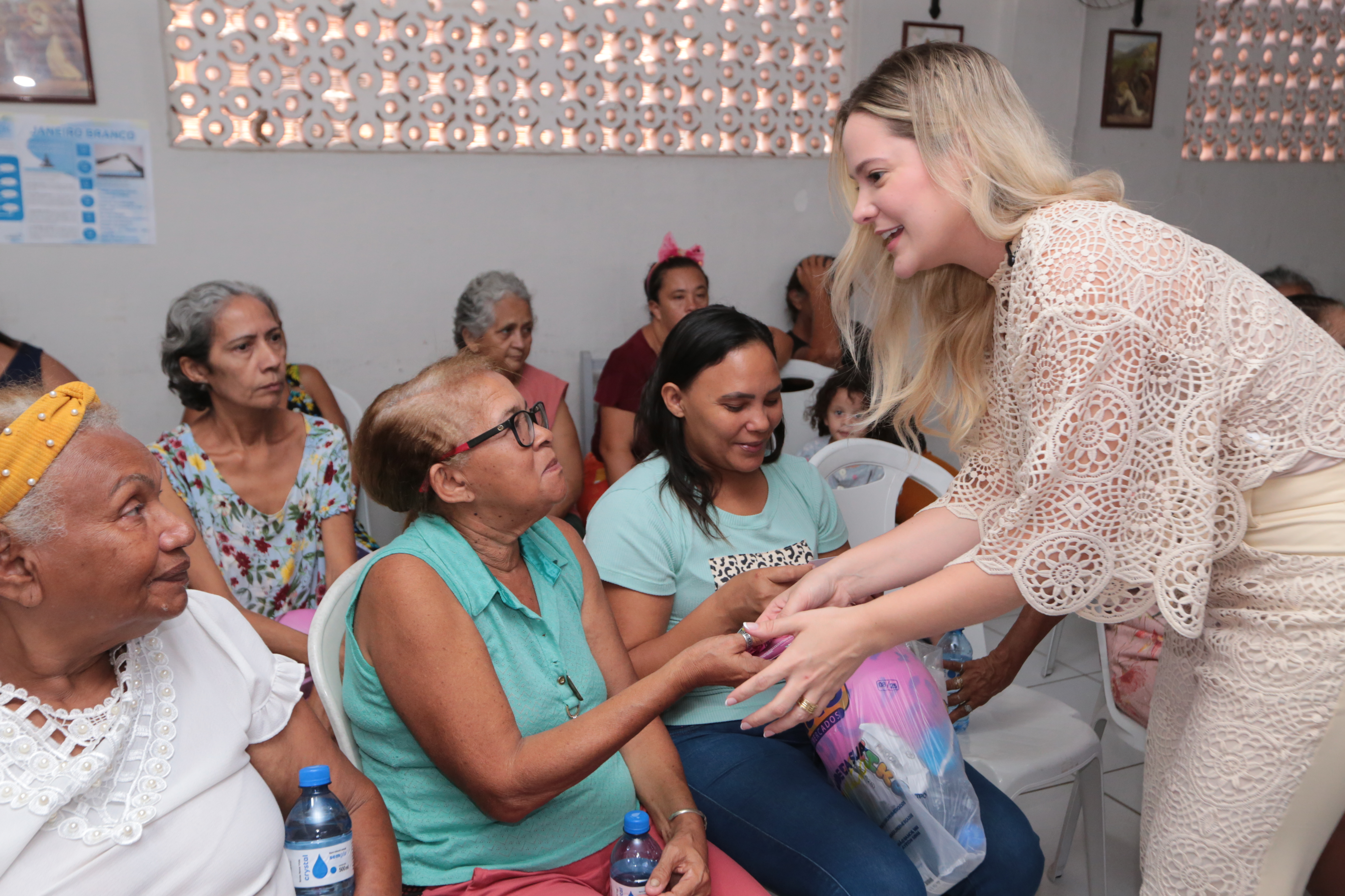 Primeira-dama da Alece, Tainah Marinho Aldigueri reforça ação na comunidade de prevenção ao câncer de mama