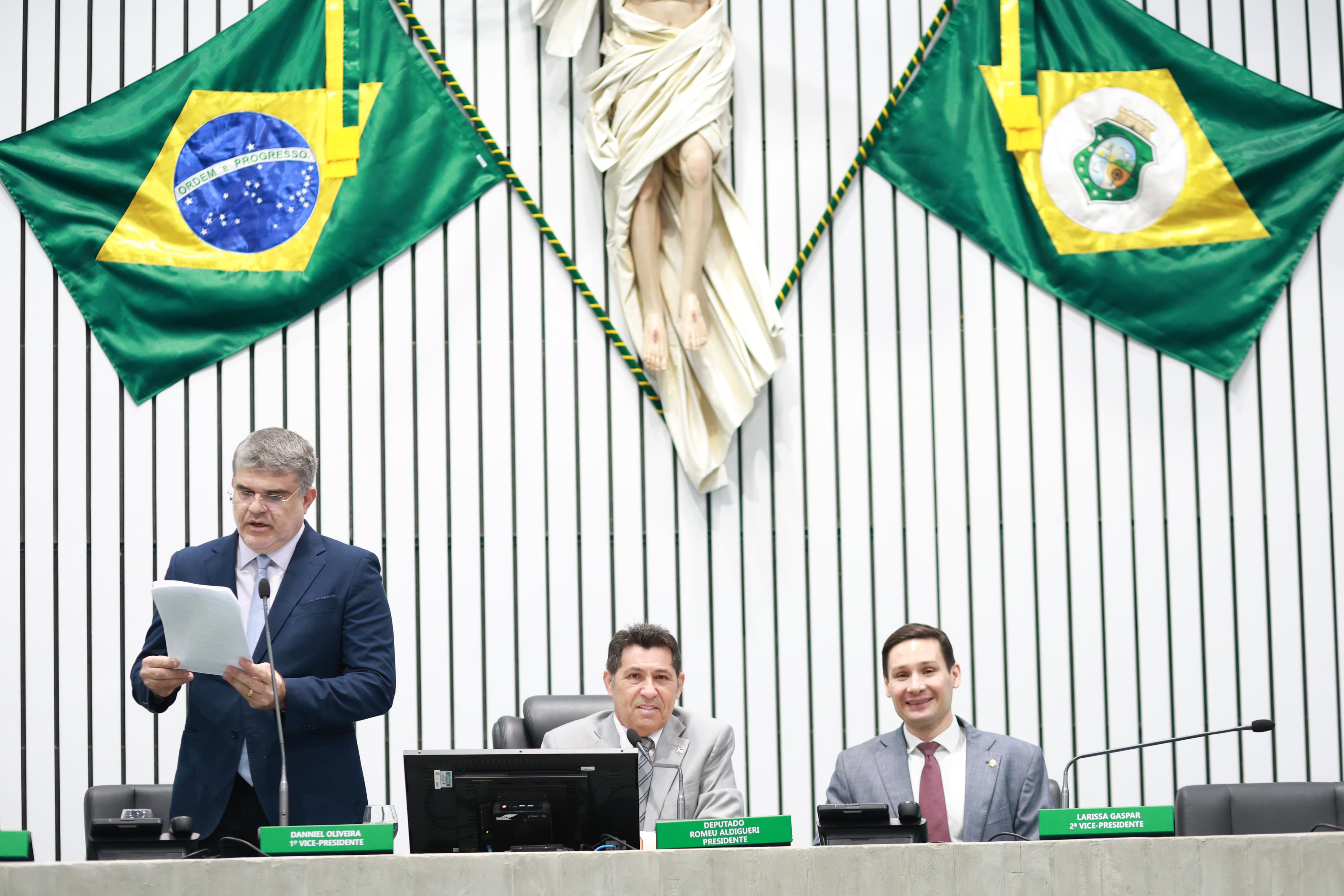 A leitura das matérias foi feita pelo deputado Leonardo Pinheiro (Progressistas)
