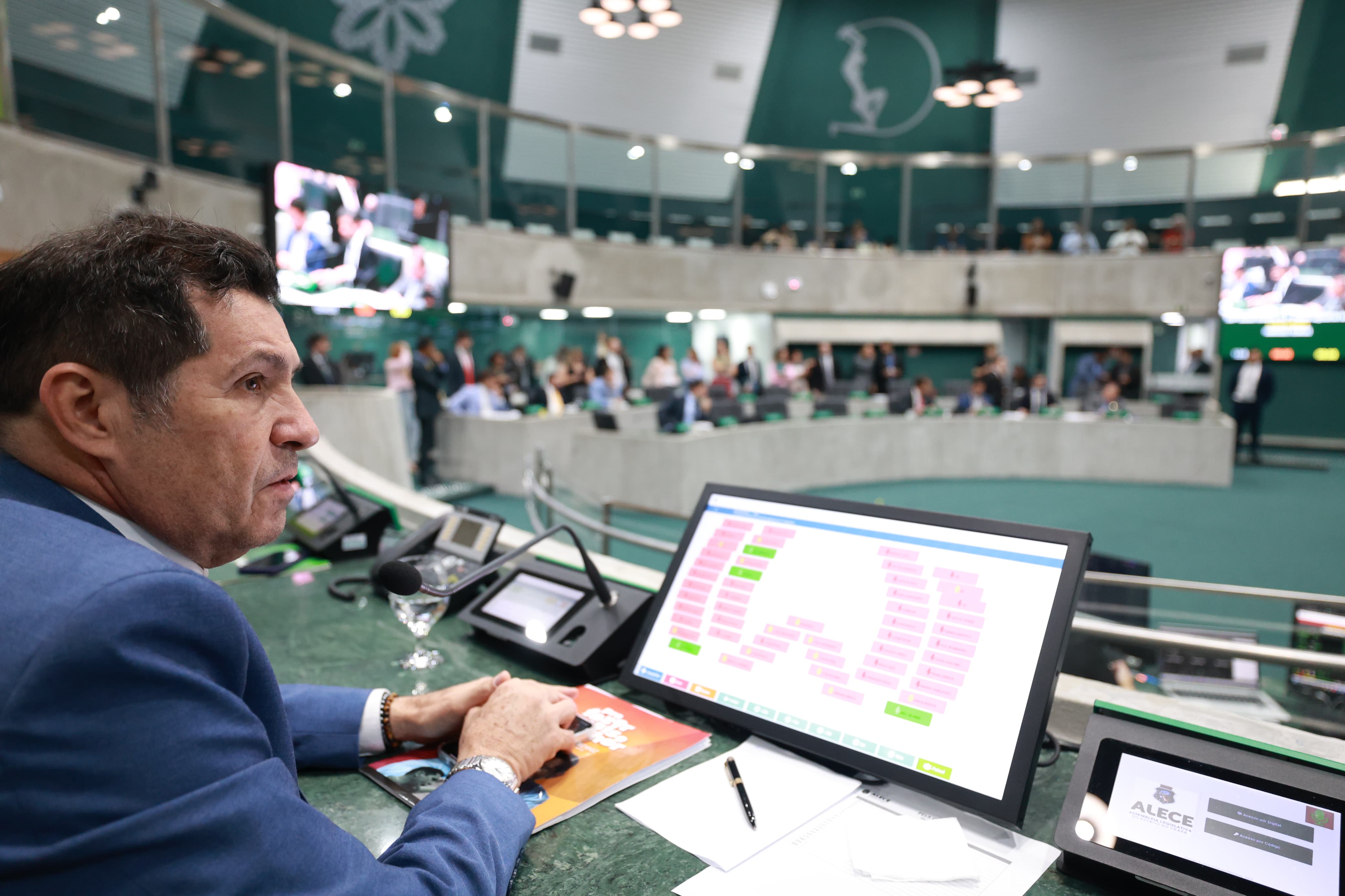 O projeto beneficia os servidores técnico-administrativos das três universidades estaduais