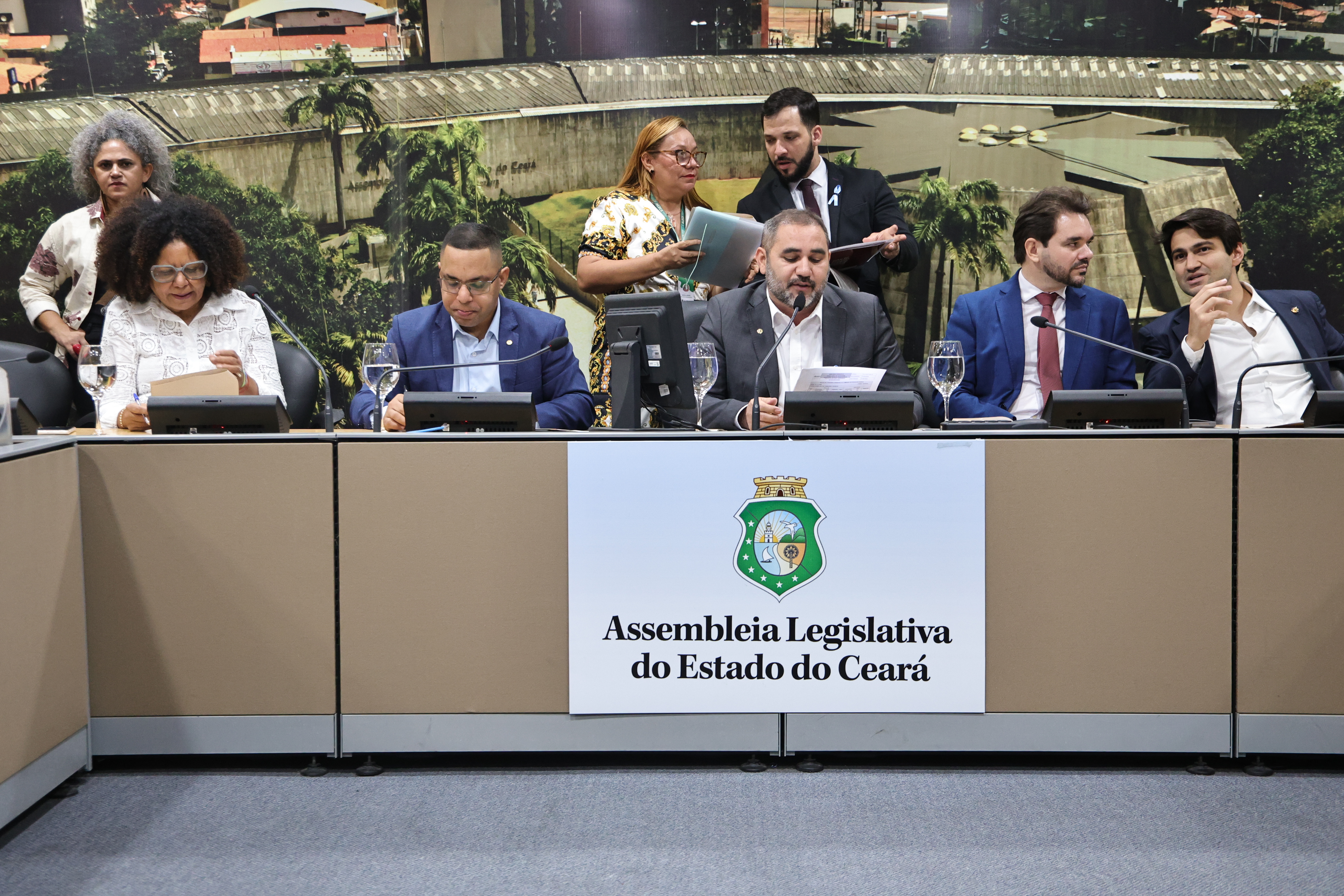 Cinco comissões se reúnem na Alece e aprovam 17 projetos de deputados