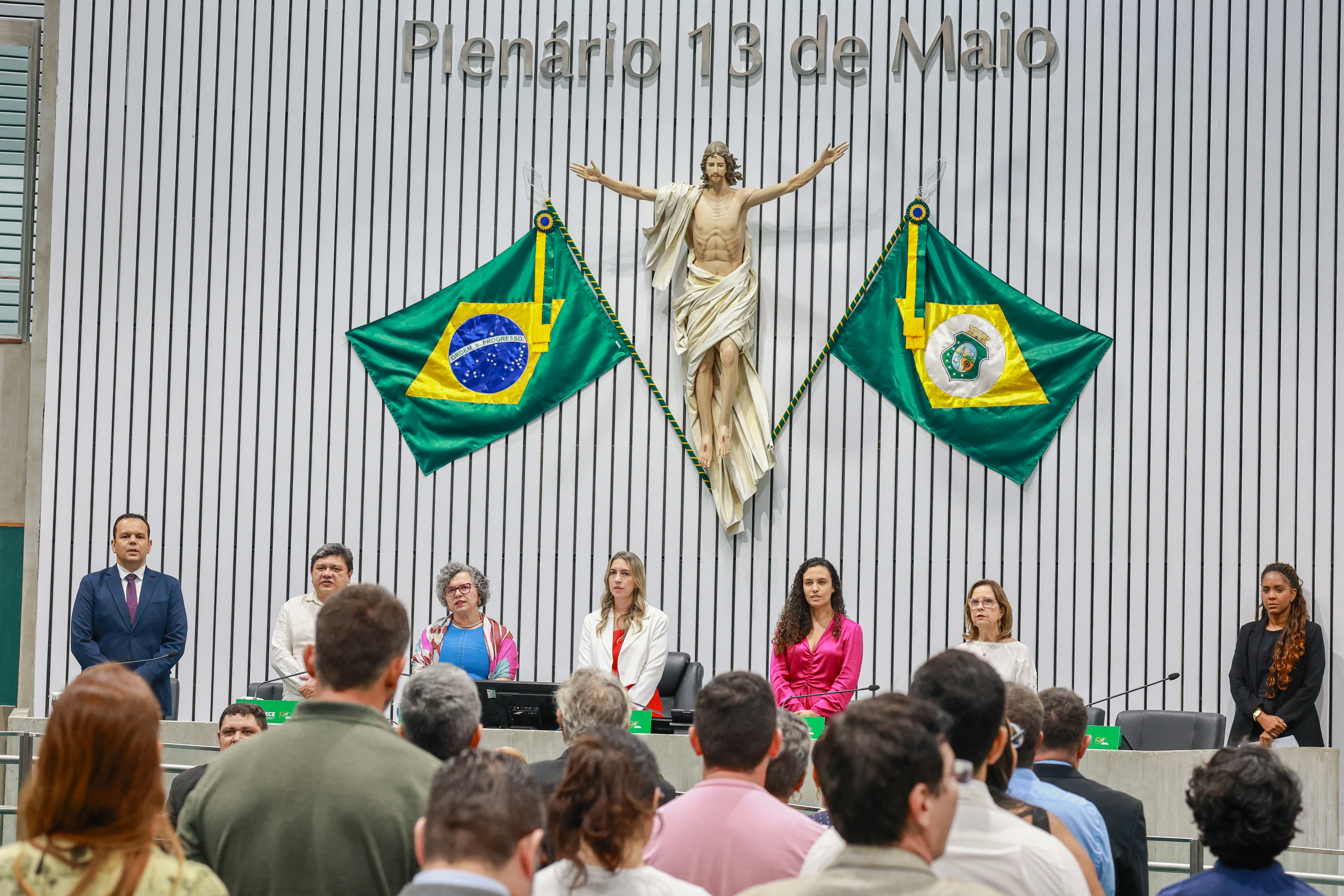 Sessão solene foi realizada no Plenário 13 de Maio