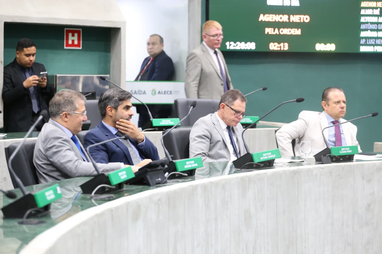 Deputados discursaram durante a sessão plenária desta terça-feira (02/12)