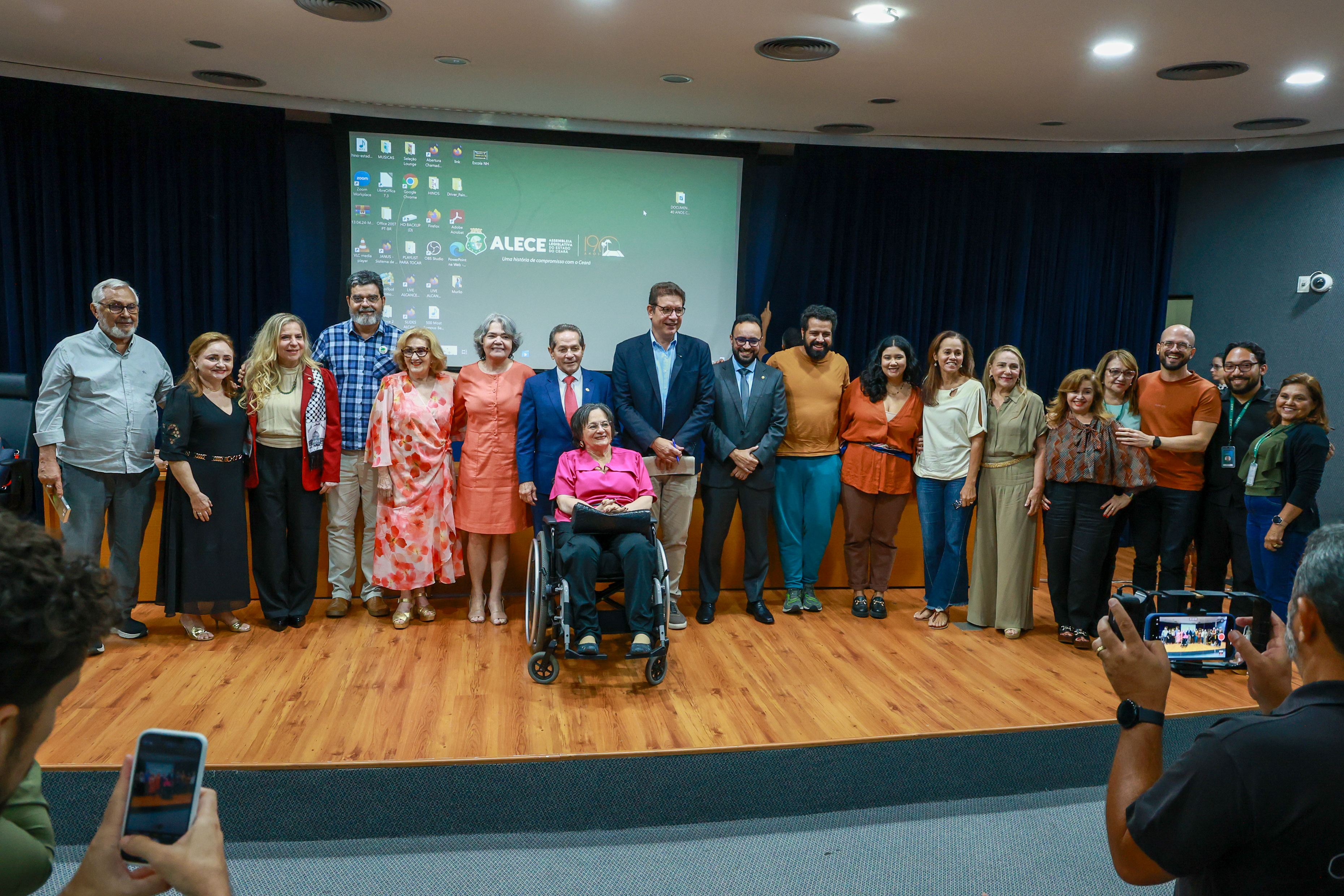 Atual e ex-presidentes da CDHC celebram com equipe  da Alece TV lançamento de documentário sobre os 40 anos da Comissão.
