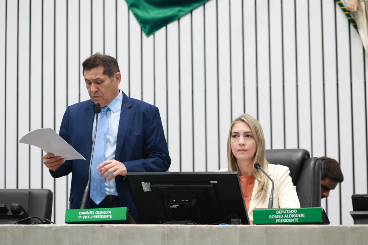 A leitura das matérias foi feita pelo deputado De Assis Diniz (PT)