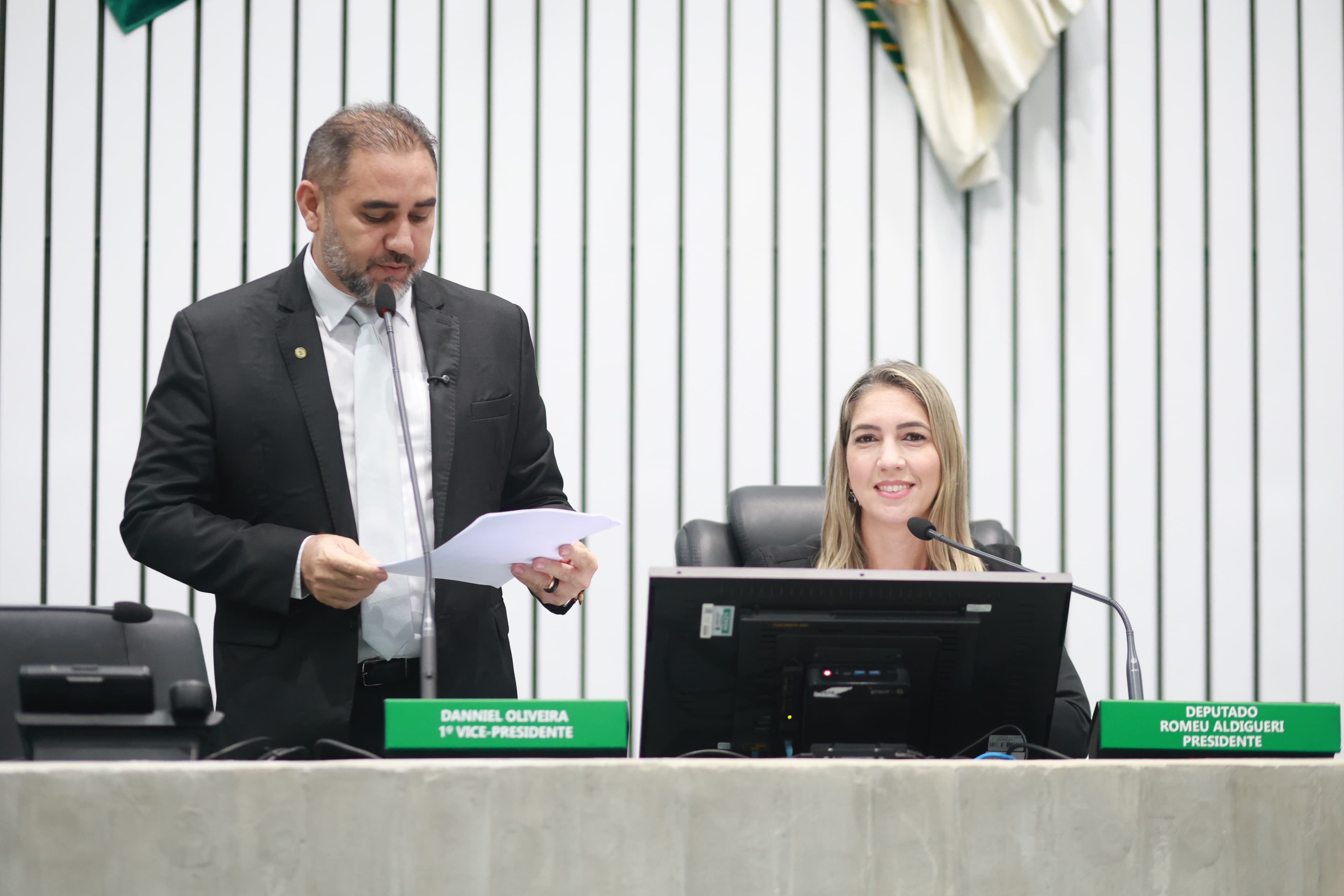 A leitura das matérias foi feita pelo deputado Missias Dias (PT)