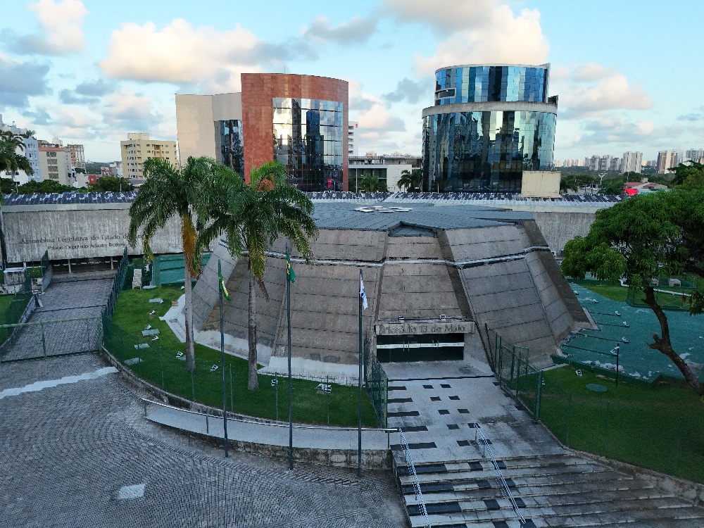 Fachada externa do Plenário 13 de Maio