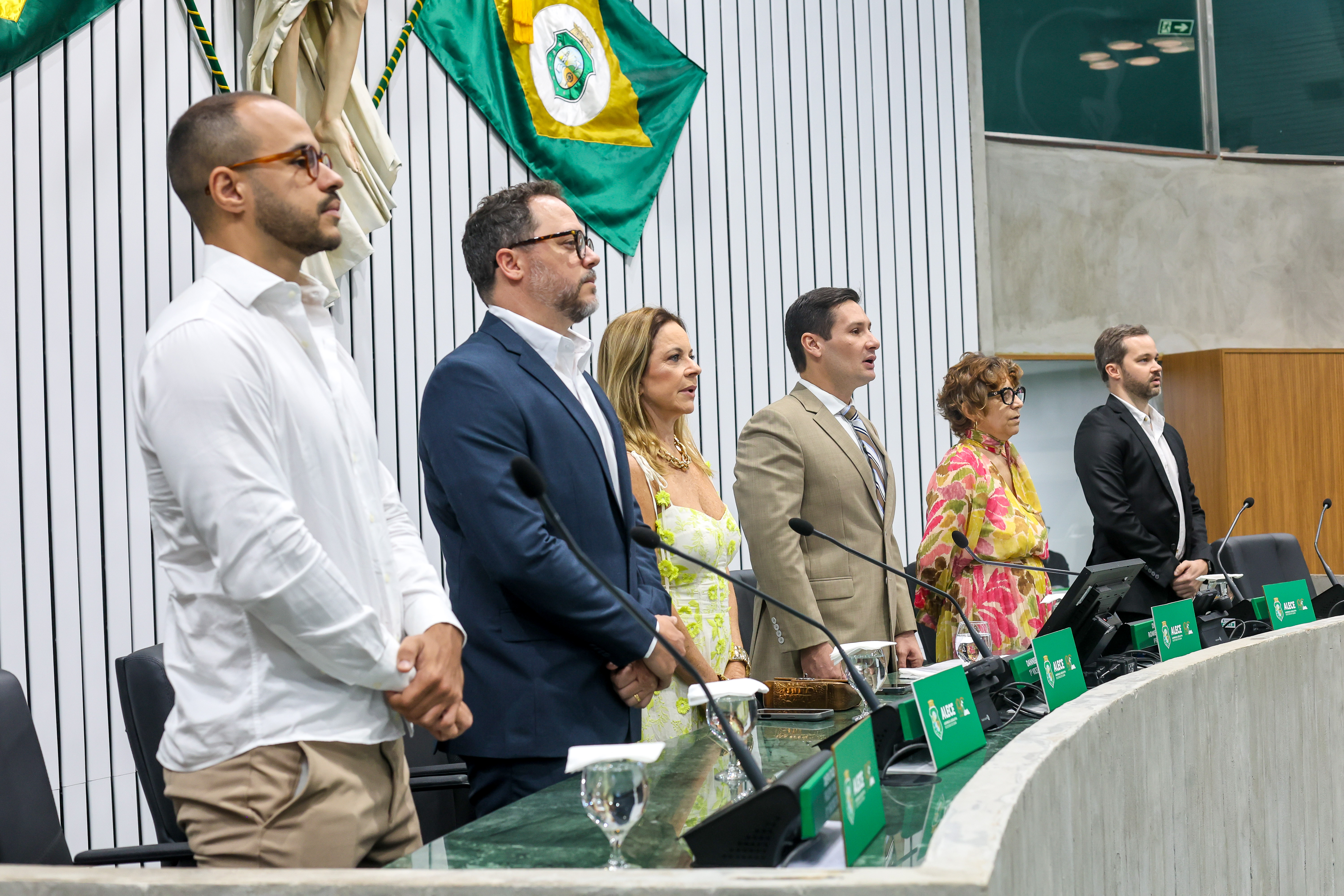 A academia oferta aulas de jazz, danças urbanas e sapateado