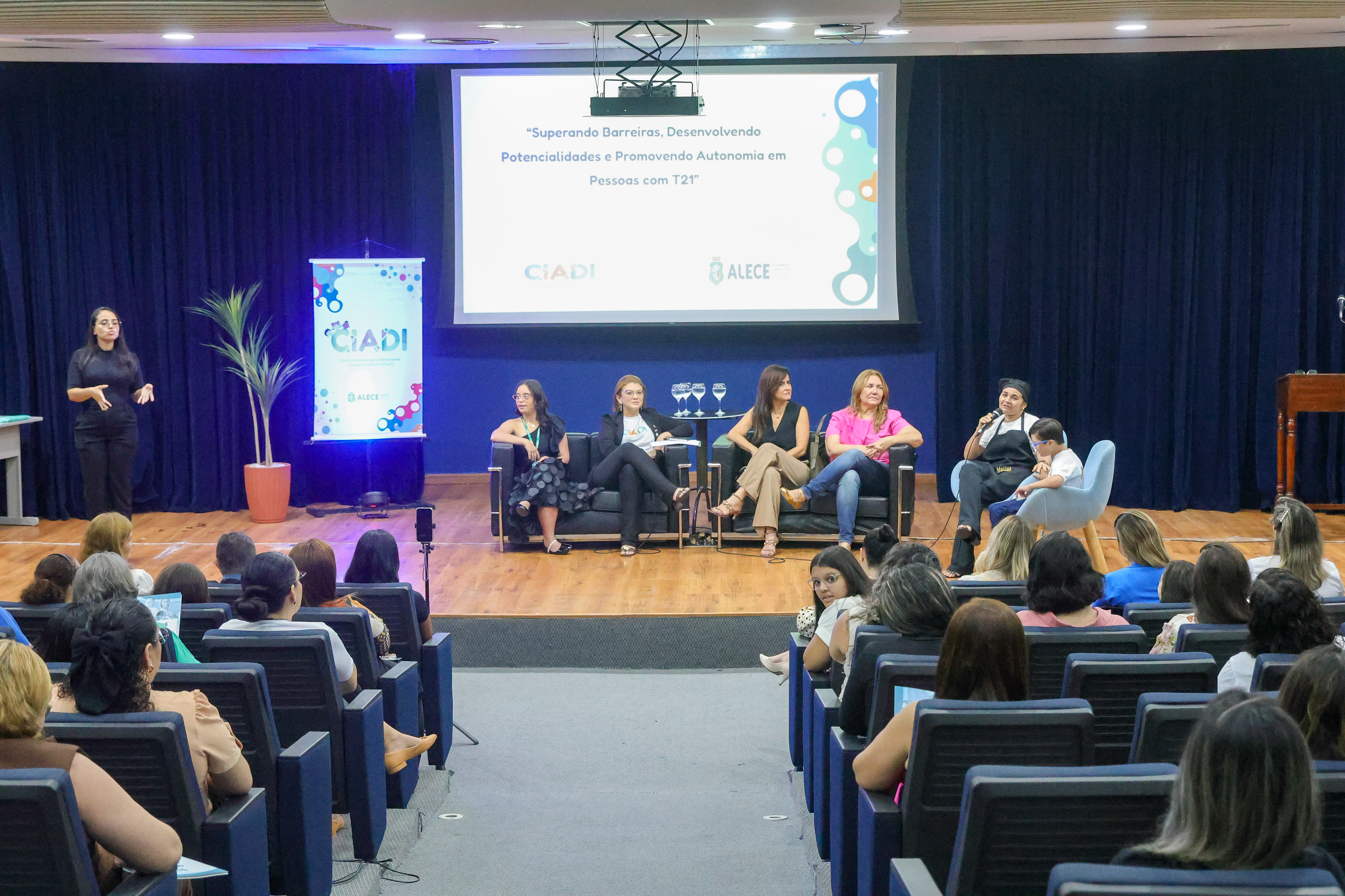 A programação foi composta por uma feira com empreendedores, roda de conversa, além de palestras temáticas, ministradas por diferentes profissionais