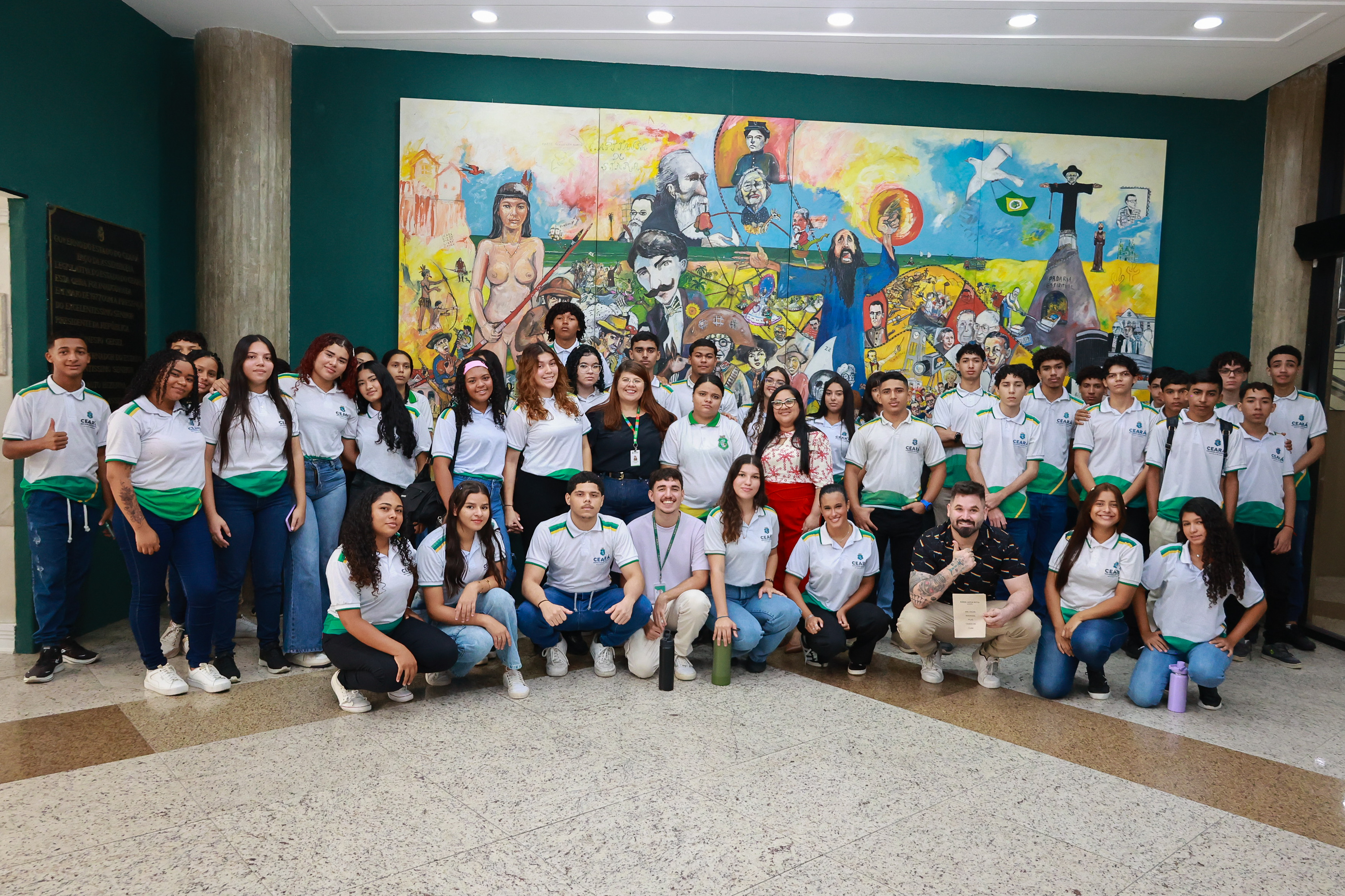 Alunos da Escola de Ensino Médio em Tempo Integral (EEMTI) Julia de Melo visitam a Alece.