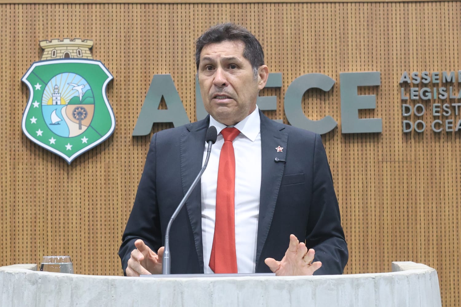 De Assis Diniz (PT) avalia desenvolvimento econômico do Ceará.