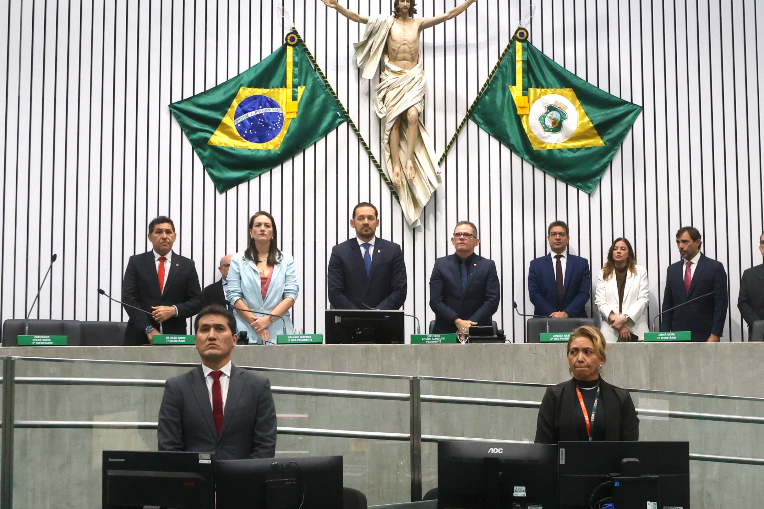 Alece presta minuto de silêncio em homenagem à servidora Olga Jereissati