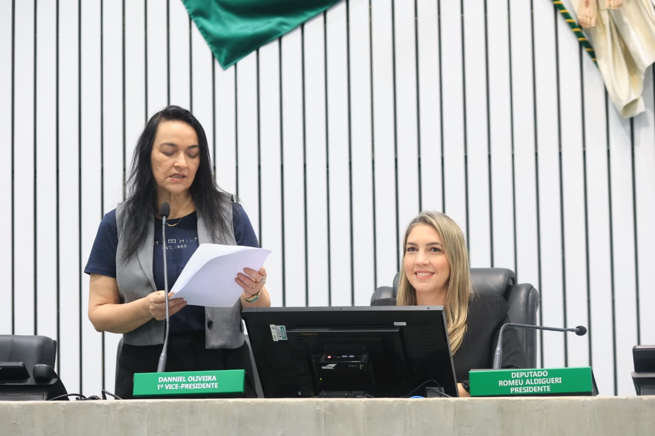 A leitura das proposições foi realizada pela deputada Dra. Silvana (PL)