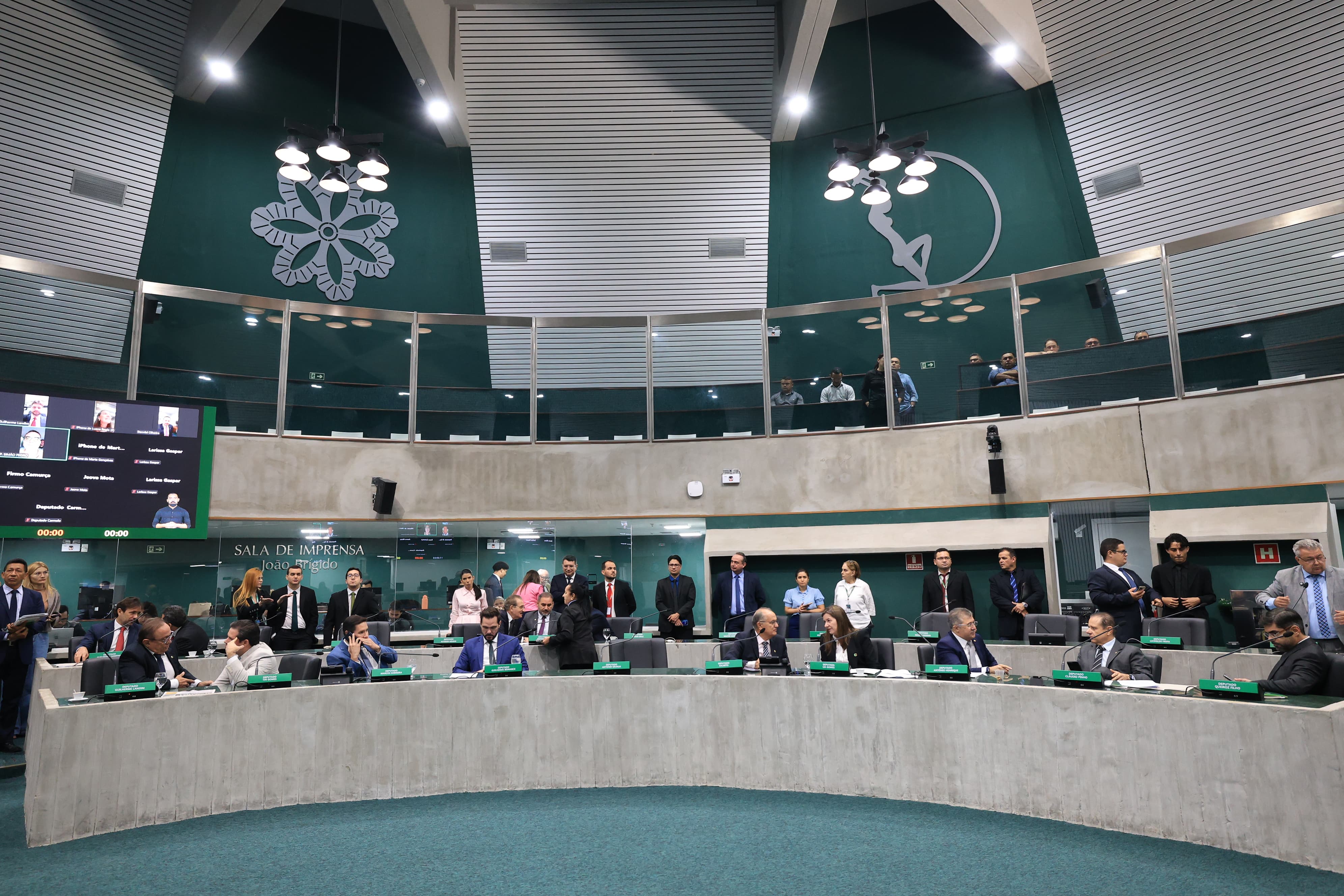 Parlamentares debatem desamparo de trabalhadores de terceirizada, segurança pública e turismo