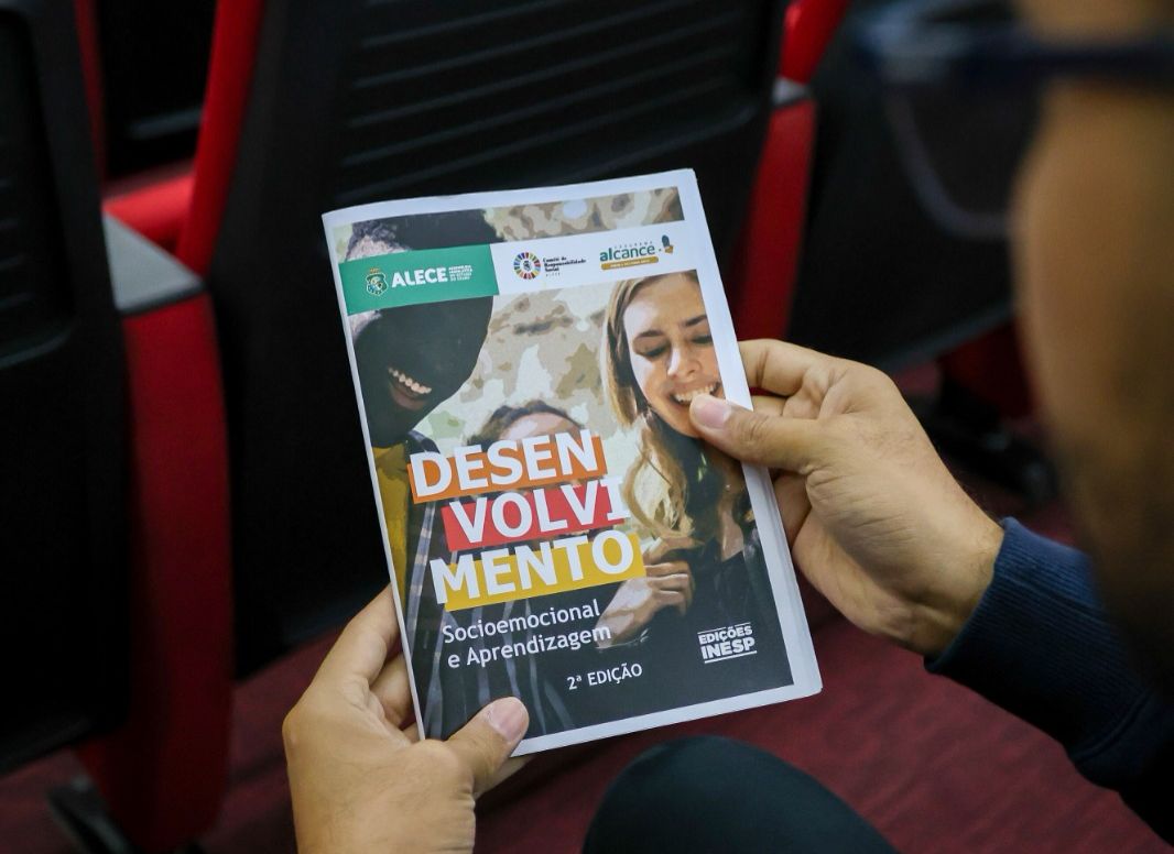 Programa Alcance fortalece cuidado emocional de estudantes com lançamento de cartilha