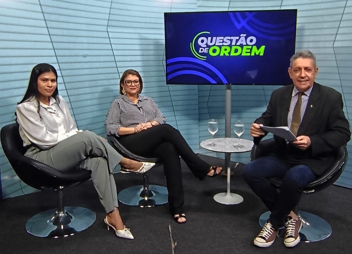 A psicóloga Elávia Oliveira (à esquerda) e a psicopedagoga Luciana Bem (centro) e o jornalista Renato Abreu)