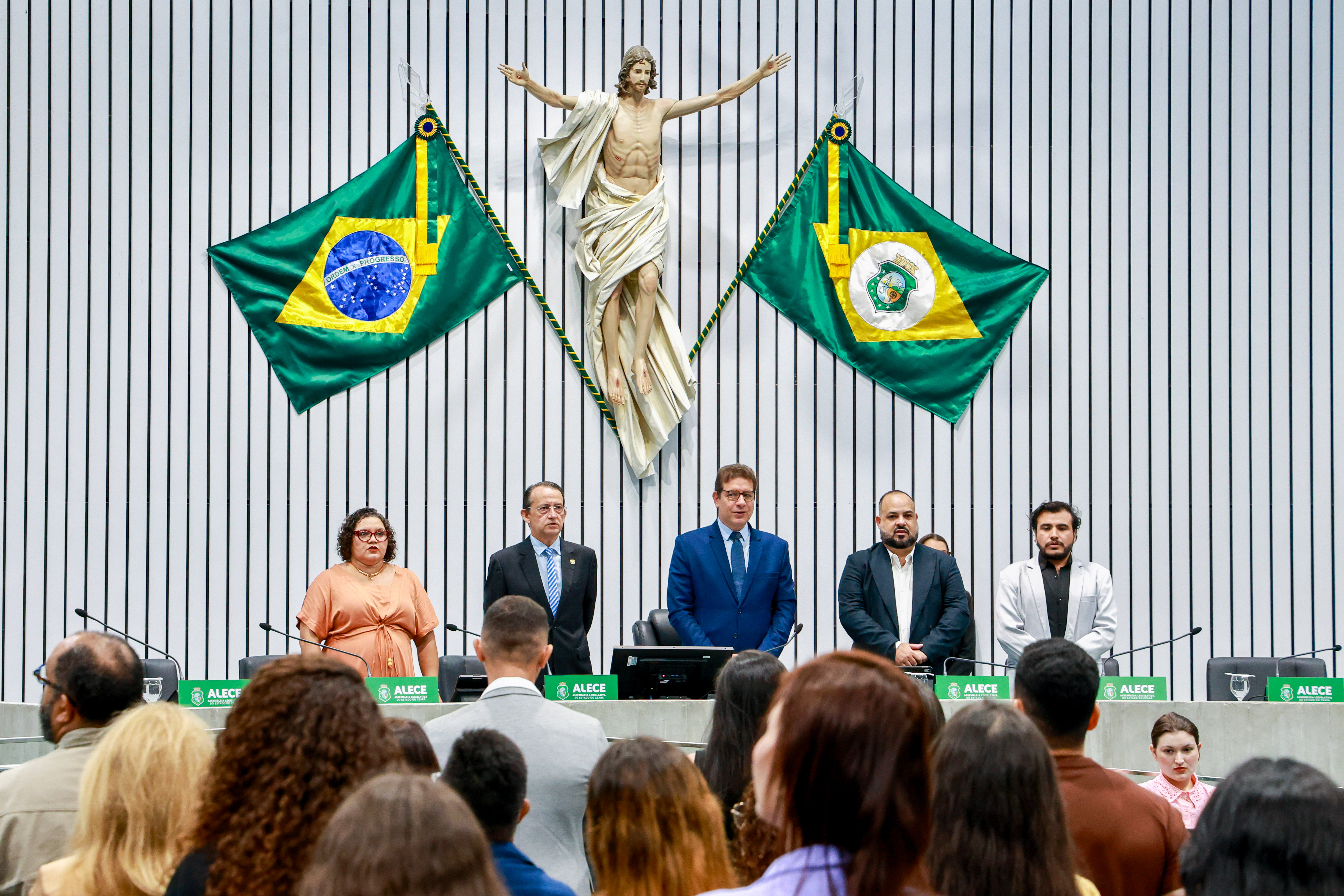 Sessão solene foi realizada no Plenário 13 de Maio