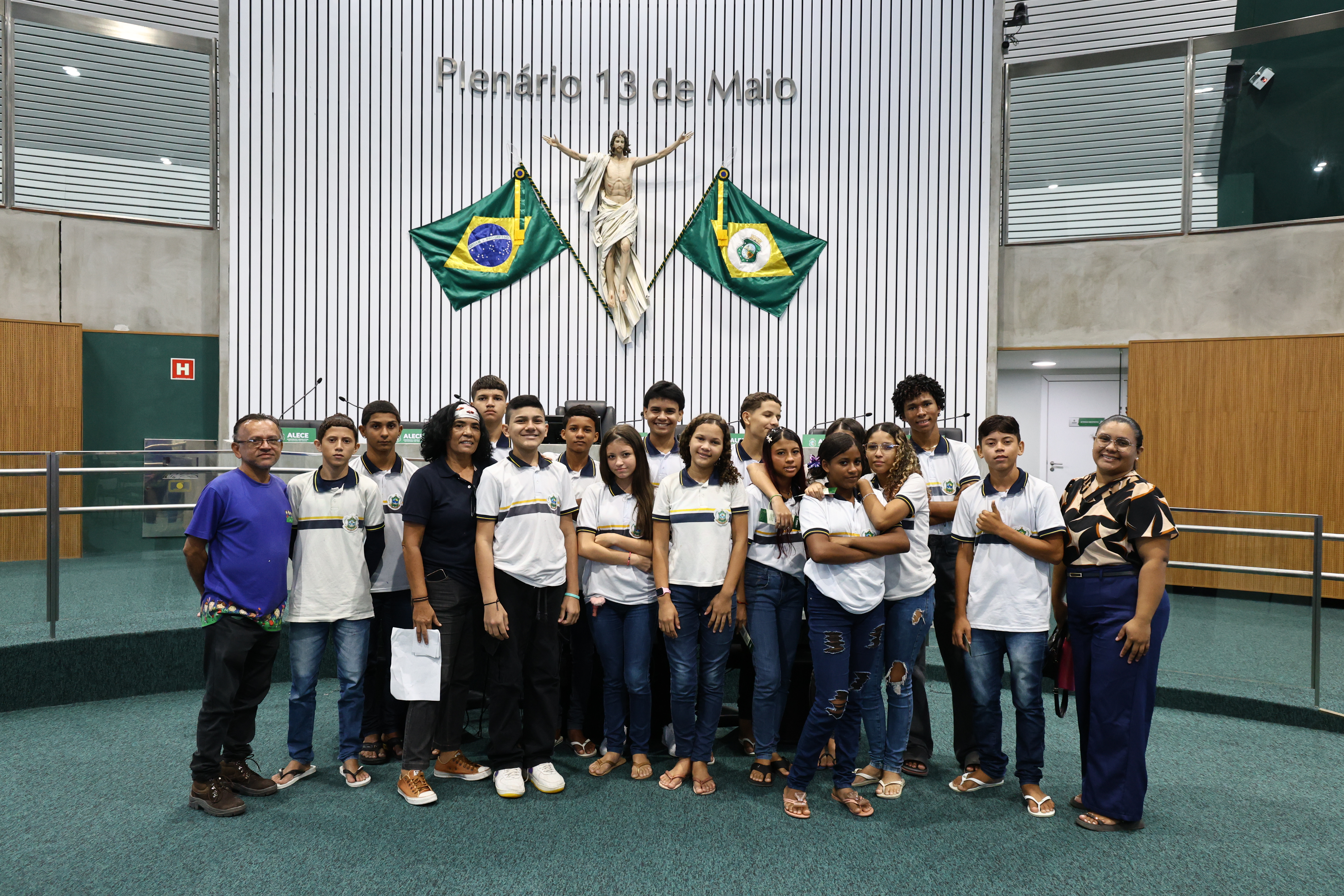 Alunos de cinco instituições de ensino conhecem o funcionamento da Alece nesta semana