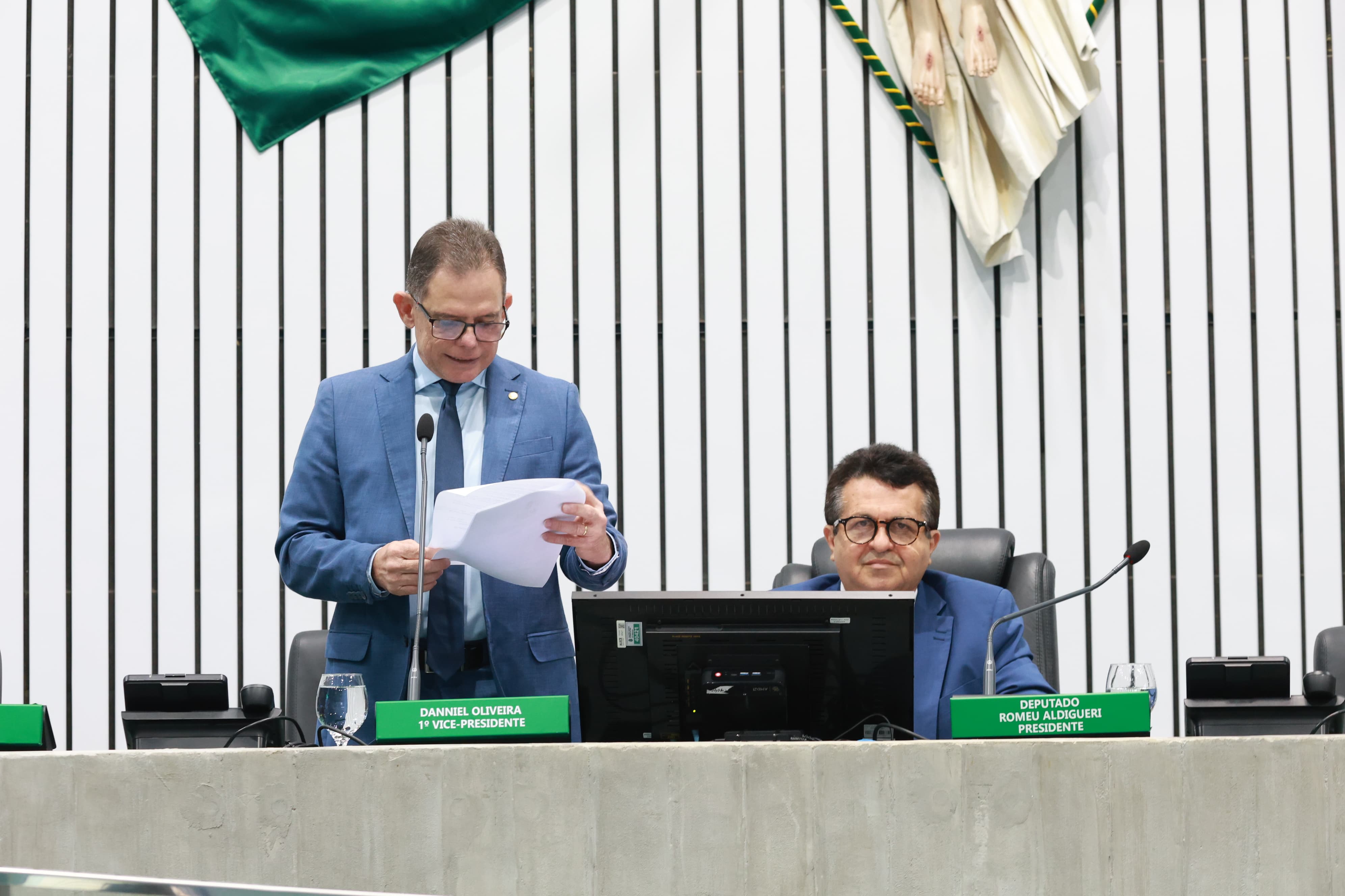 A leitura das matérias foi realizada pelo deputado Lucinildo Frota (PL)