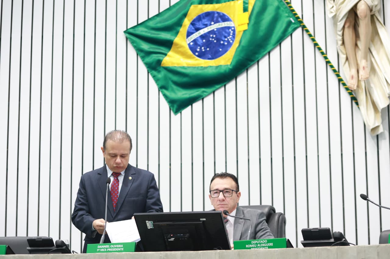 A leitura das matérias foi feita pelo deputado Cláudio Pinho (PSDB)