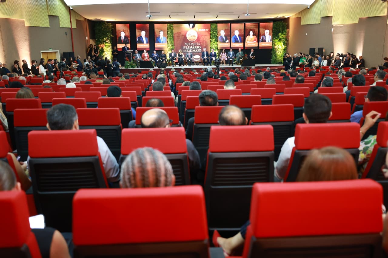 Parlamentares e autoridades reconhecem contribuições de agraciados com a Medalha 13 de Maio na Alece