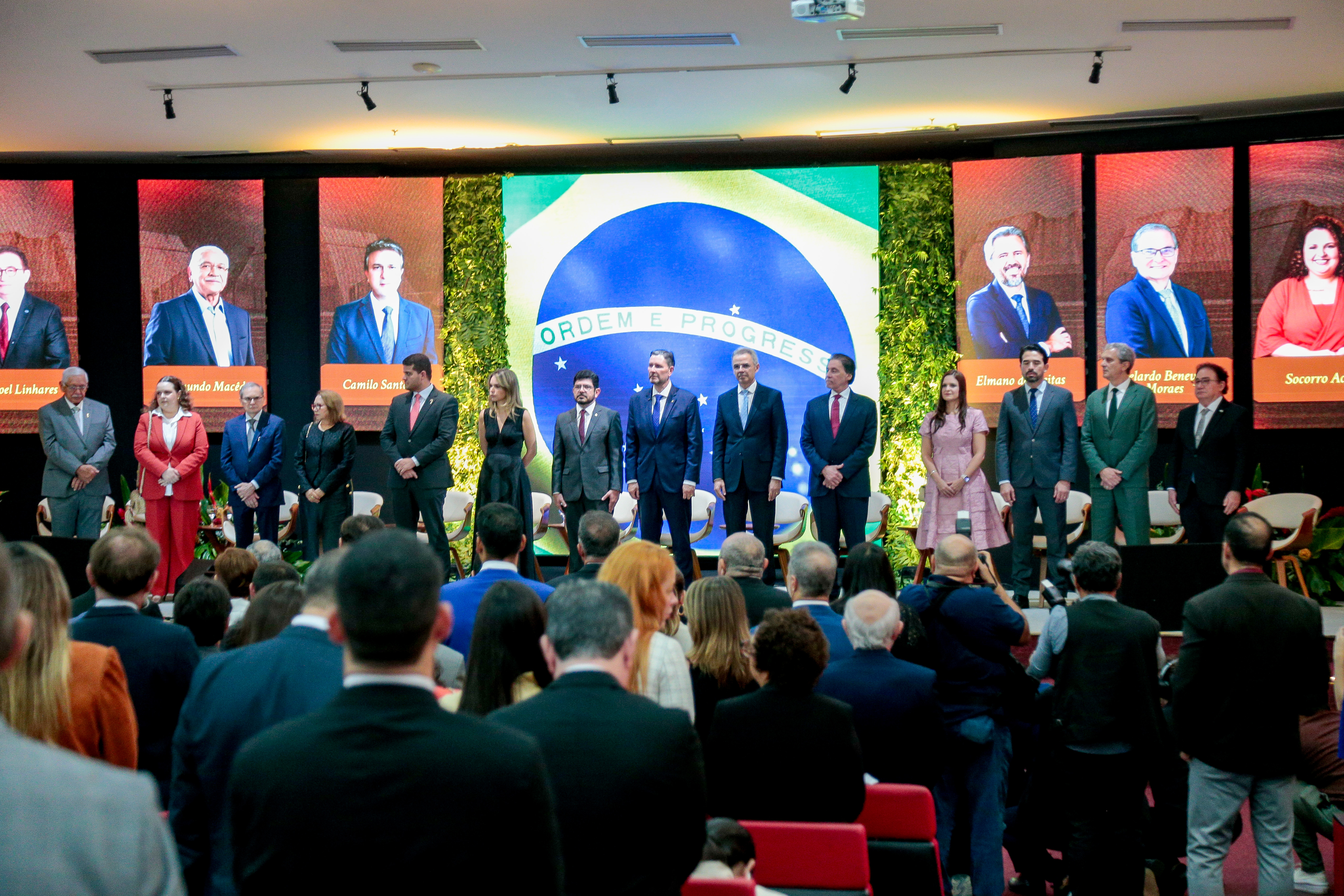 Parlamentares e autoridades reconhecem contribuições de agraciados com a Medalha 13 de Maio na Alece