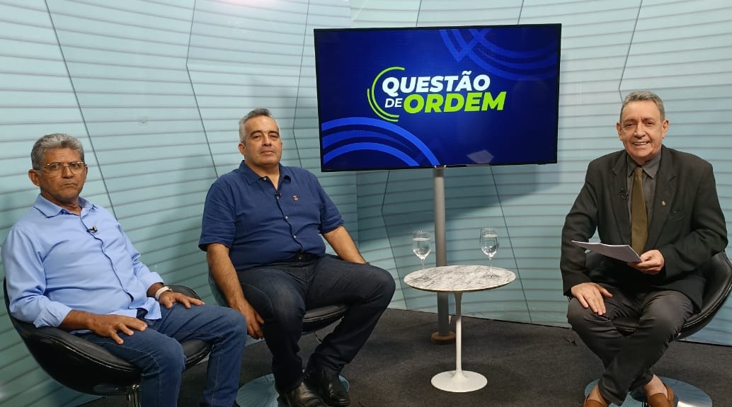Reginaldo Rocha (à esquerda) e Emerson Pinto (centro) ao lado do jornalista Renato Abreu (à direita)