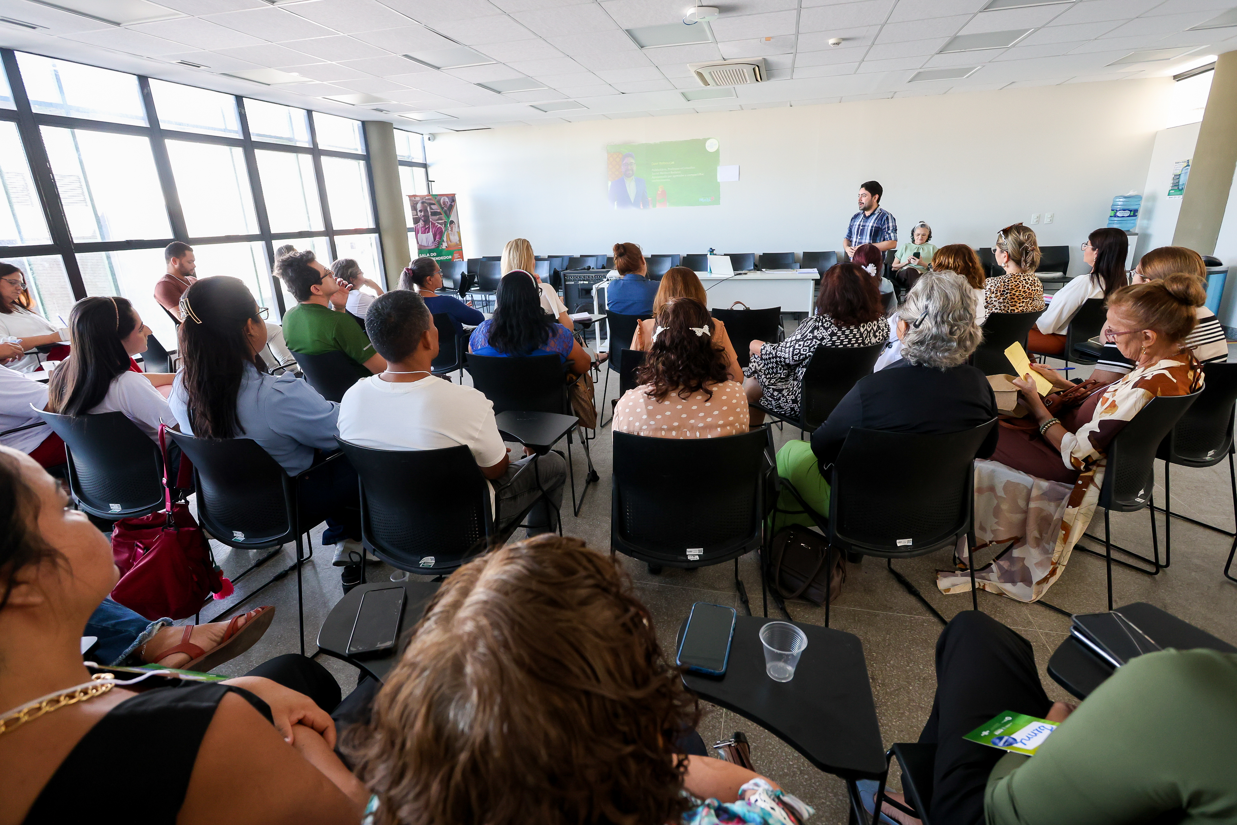 Sala do Empreendedor da Alece promove palestra sobre marketing digital para empreendedores na Semana MEI 2026