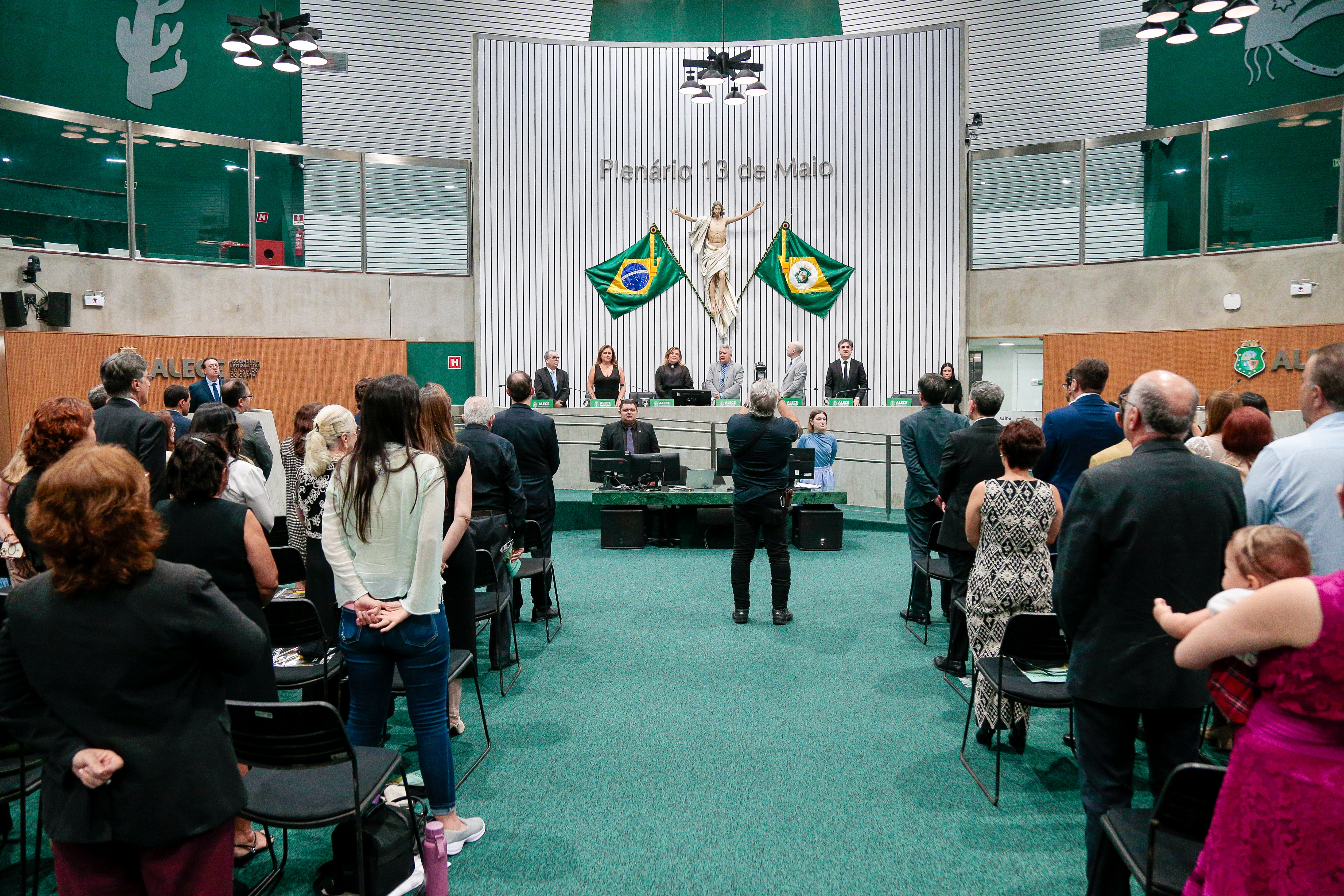 Sessão solene foi realizada no Plenário 13 de Maio