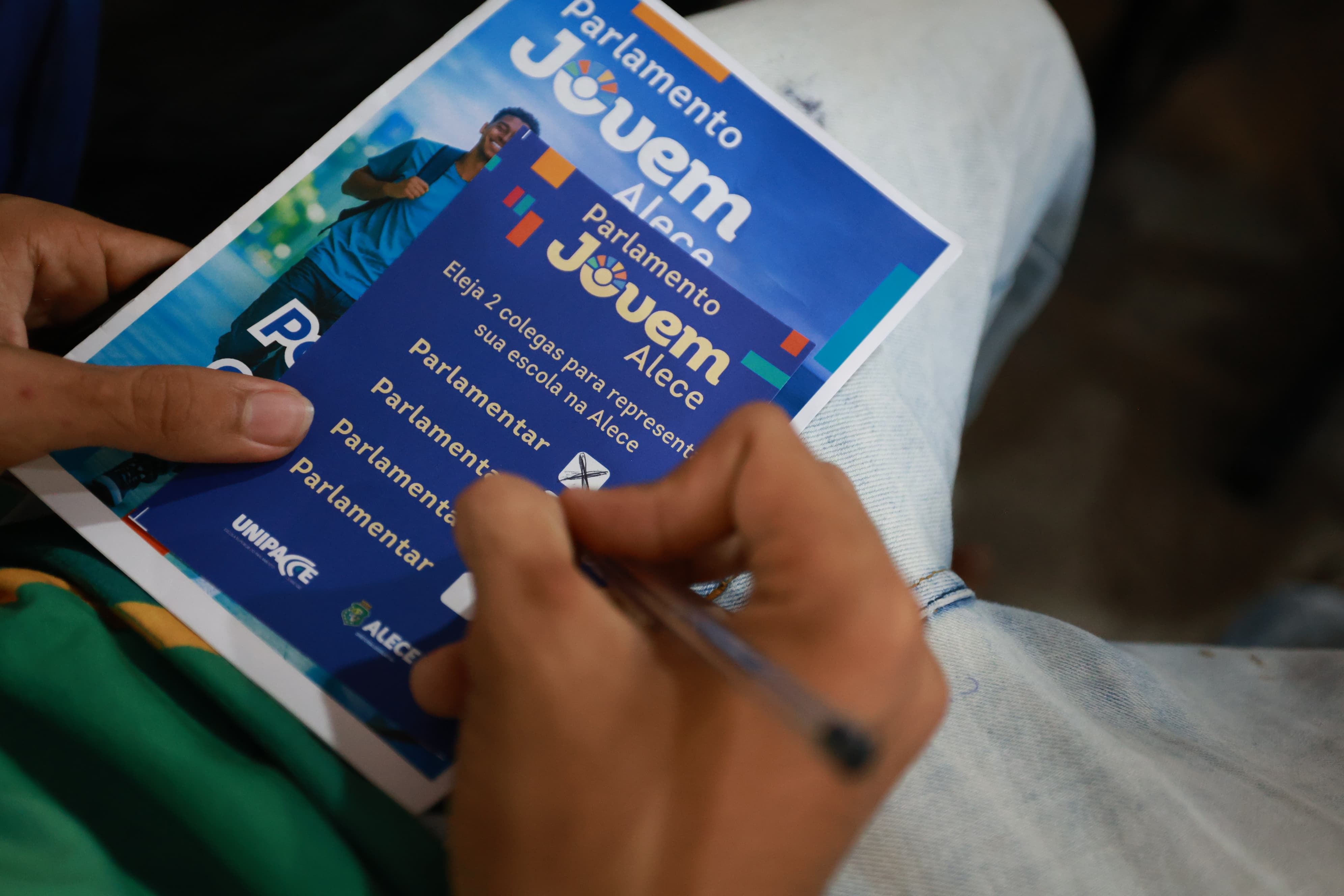 Os estudantes do Colégio Estadual Regina Pácis votaram nos colegas que irão representar o Sertão dos Crateús na Alece