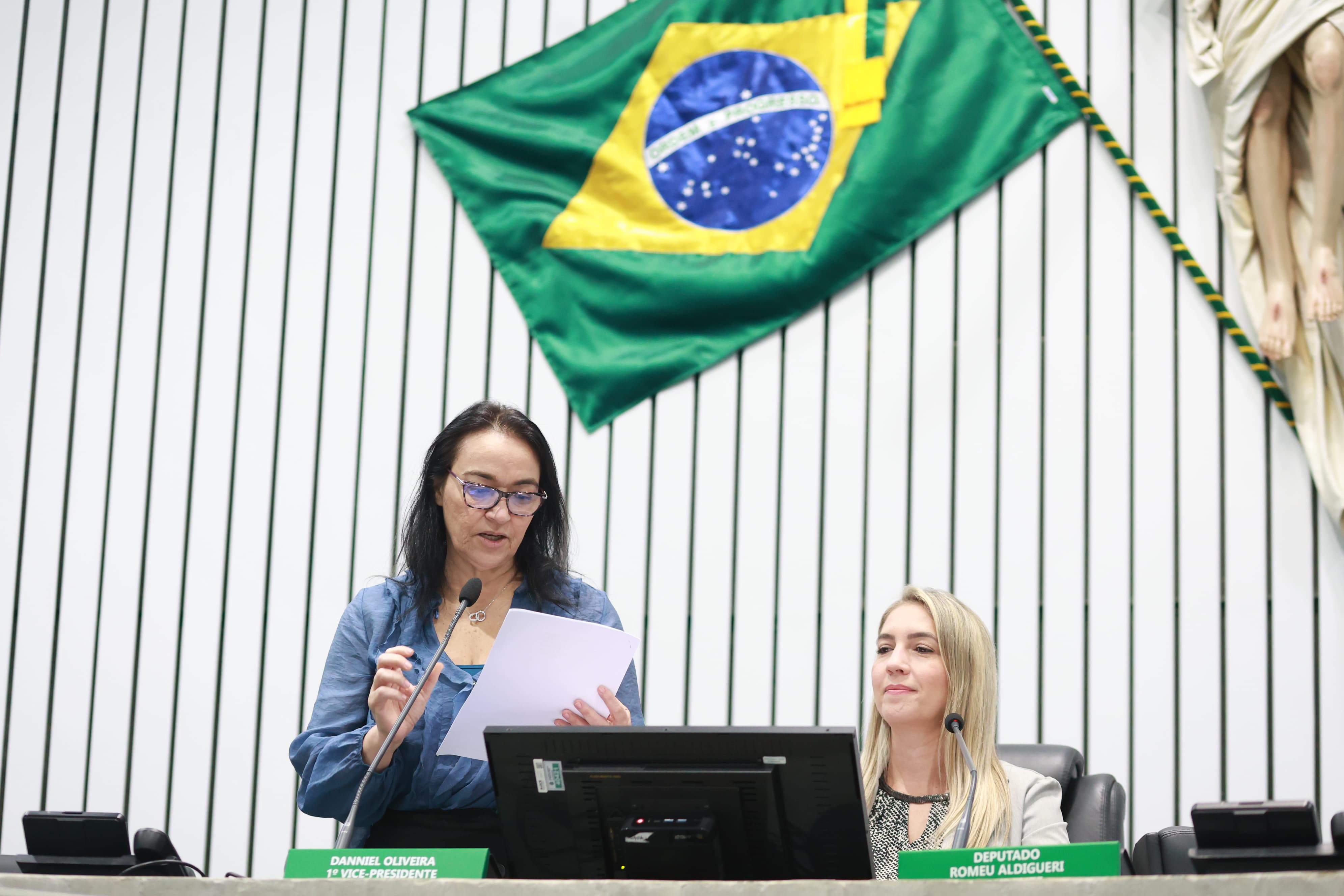 A leitura das matérias foi realizada pela deputada Dra. Silvana (PL)